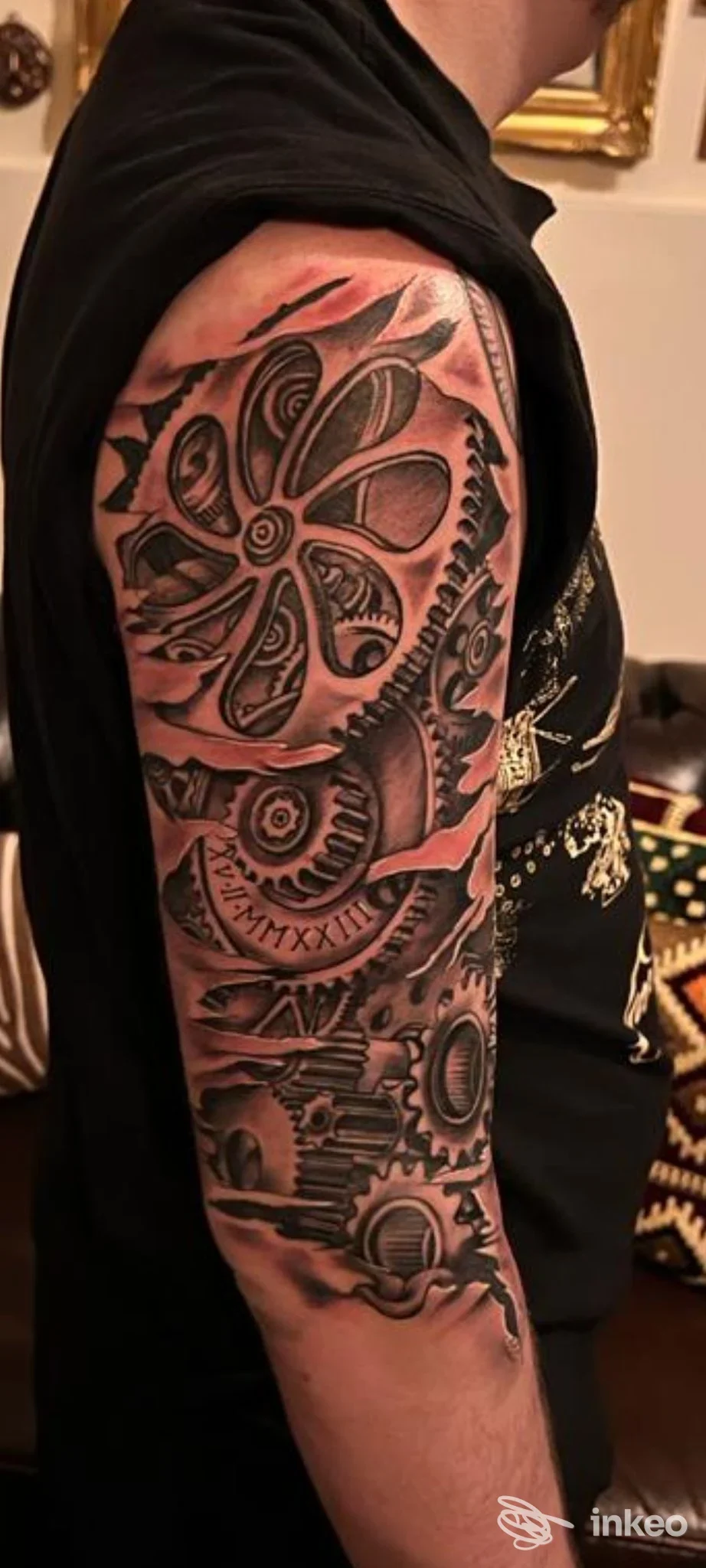Tattoo visibile sul braccio, dettagli di ingranaggi e motivi circolari in stile meccanico/steampunk, realizzazione corporea su pelle, studio Genesi Tattoo Lab, Casalnuovo di Napoli.