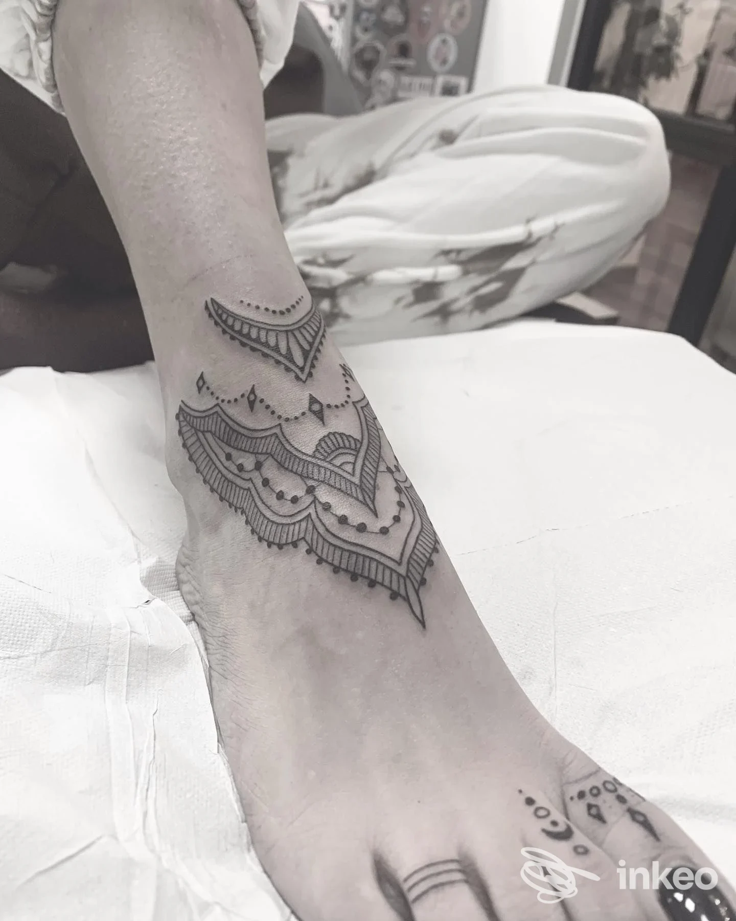 Tatuaggio geometrico nero e dettagliato su caviglia e parte bassa dello shin, realizzato sulla pelle. originando dalla caviglia, realizzato presso Grimm Tattoo a Benevento.