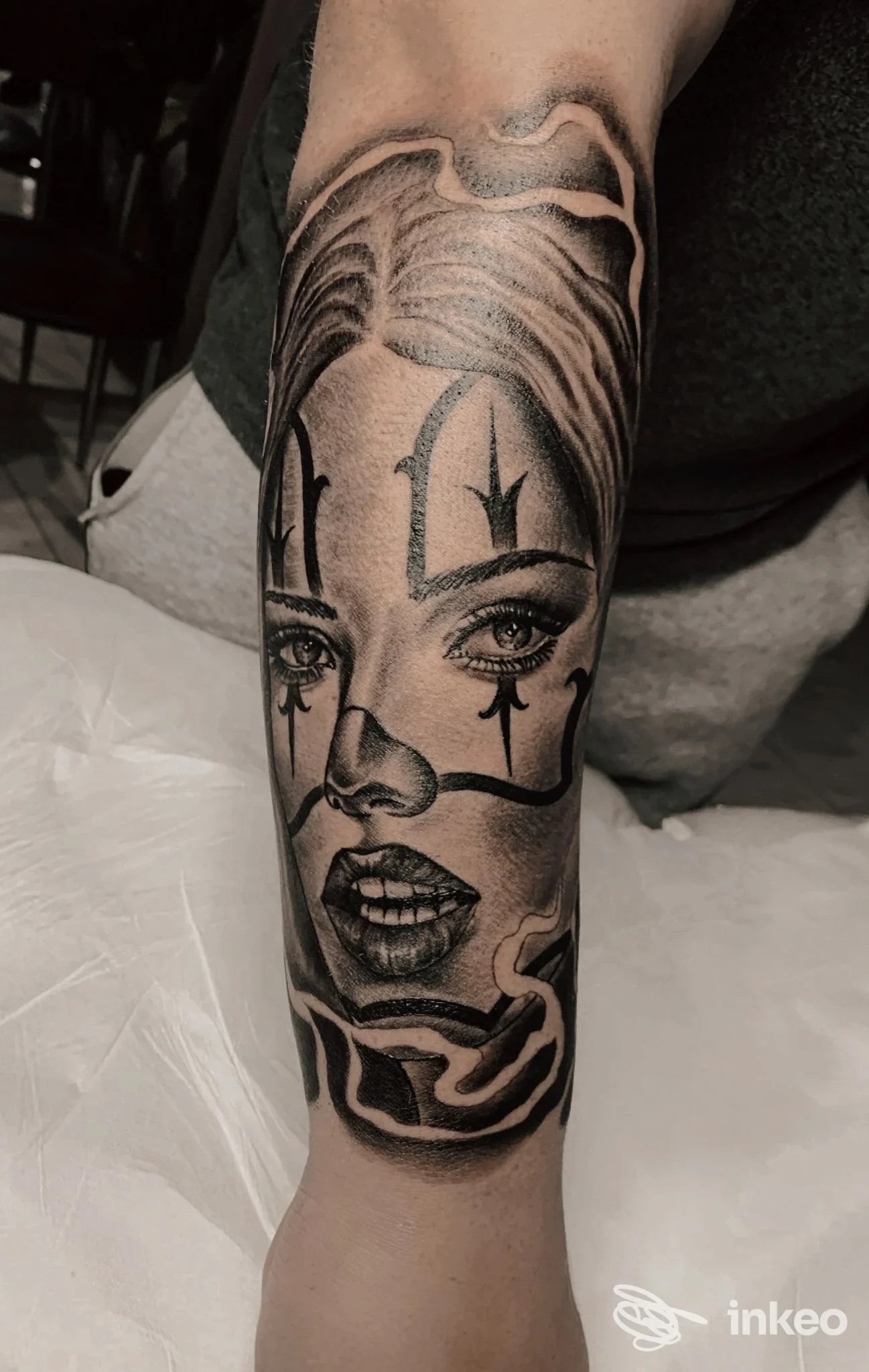 Tattoo sul braccio raffigurante un volto femminile in stile linework, realizzato nello studio Tattoo Ali Art a Capodrise (CE).