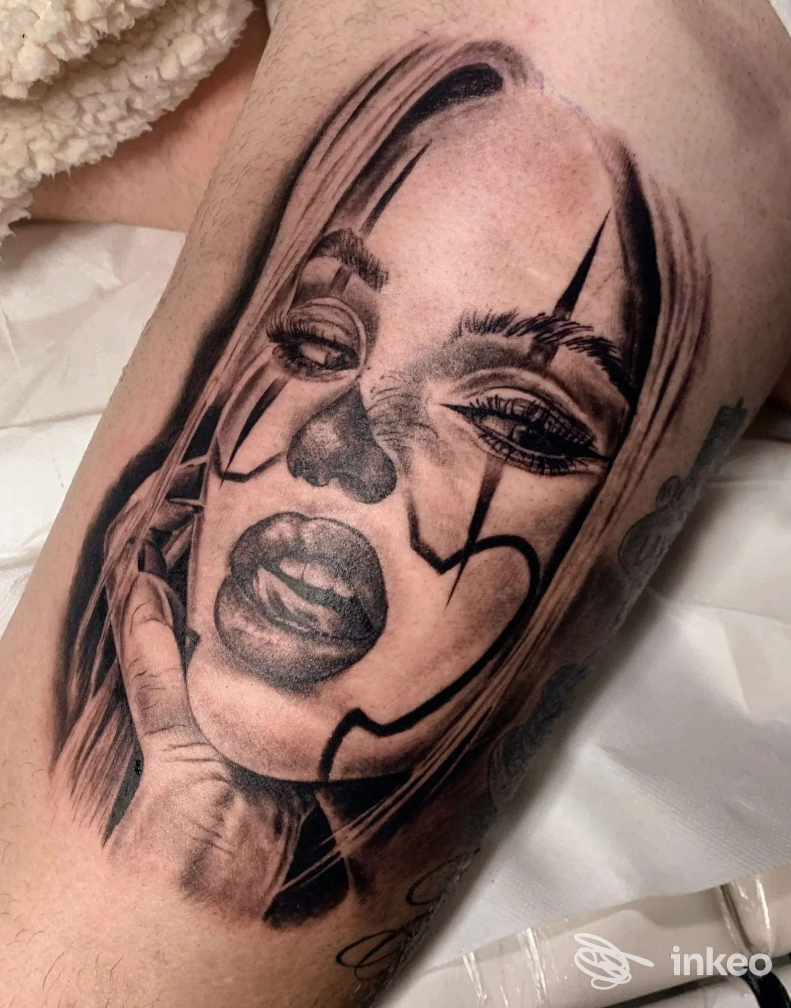 Tattoo ritratto di una donna in stile realismo coperto di nero e grigio, grande sul braccio; nessun overlay o immagine esterna visibile.