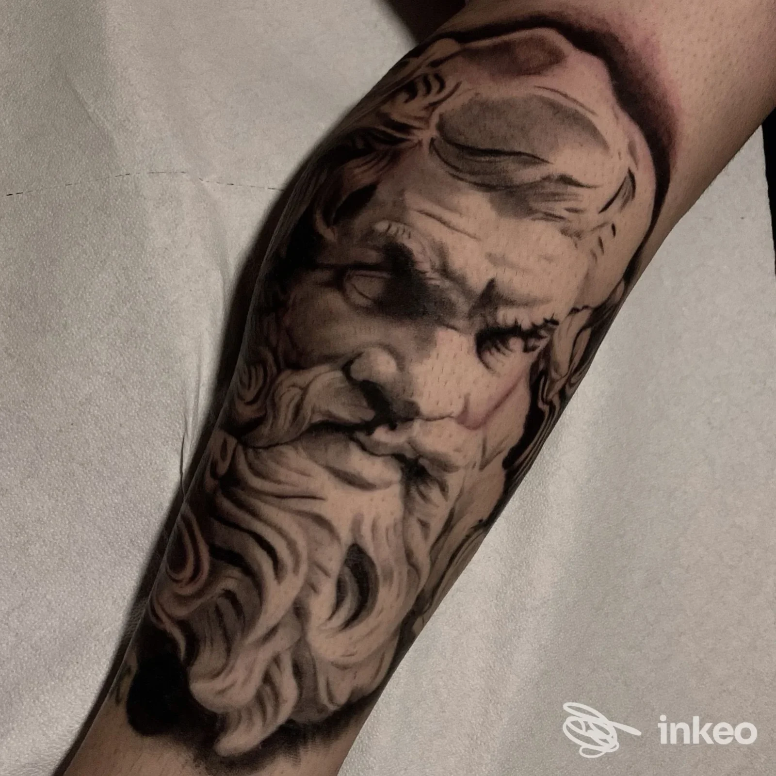 Bras, ritratto realistico tatuato lungo un braccio, realizzato dallo studio Mentality Tattoo a Casoria.