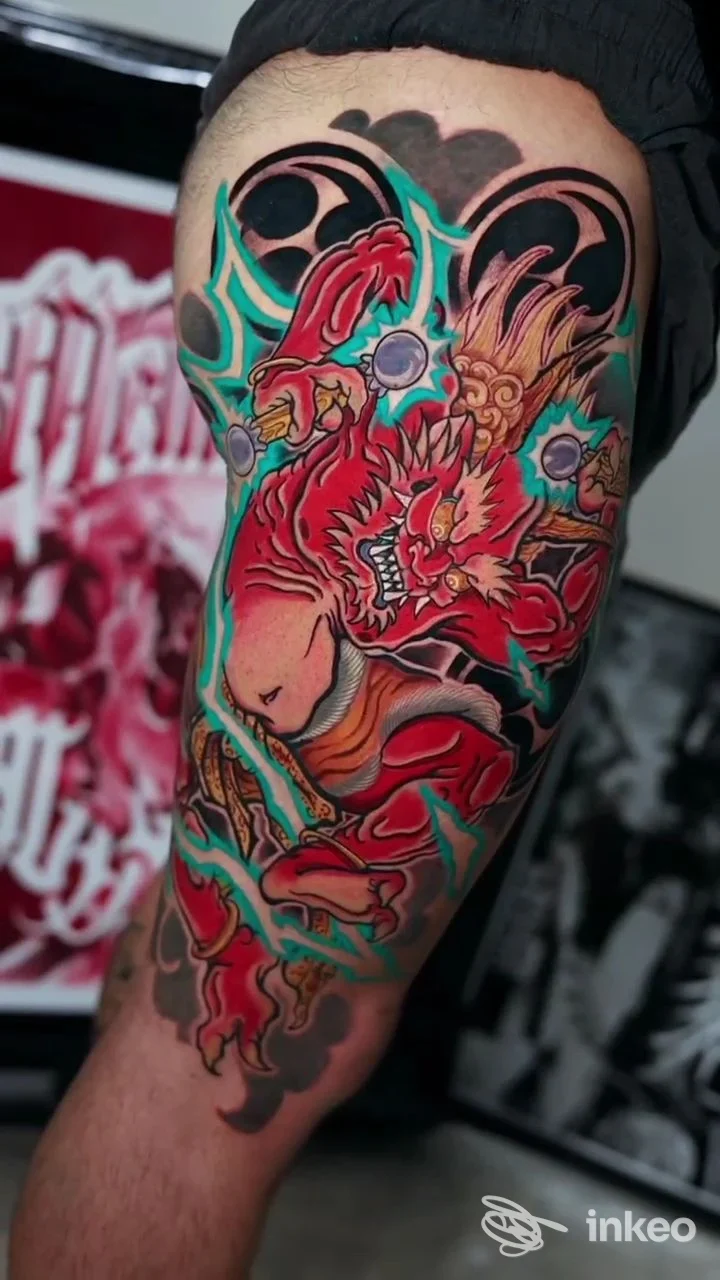 Tatuaggio colorato visibile sul braccio, dettagli intricati e linee nette realizzate su pelle. Studio Mentality Tattoo a Casoria, Italia.