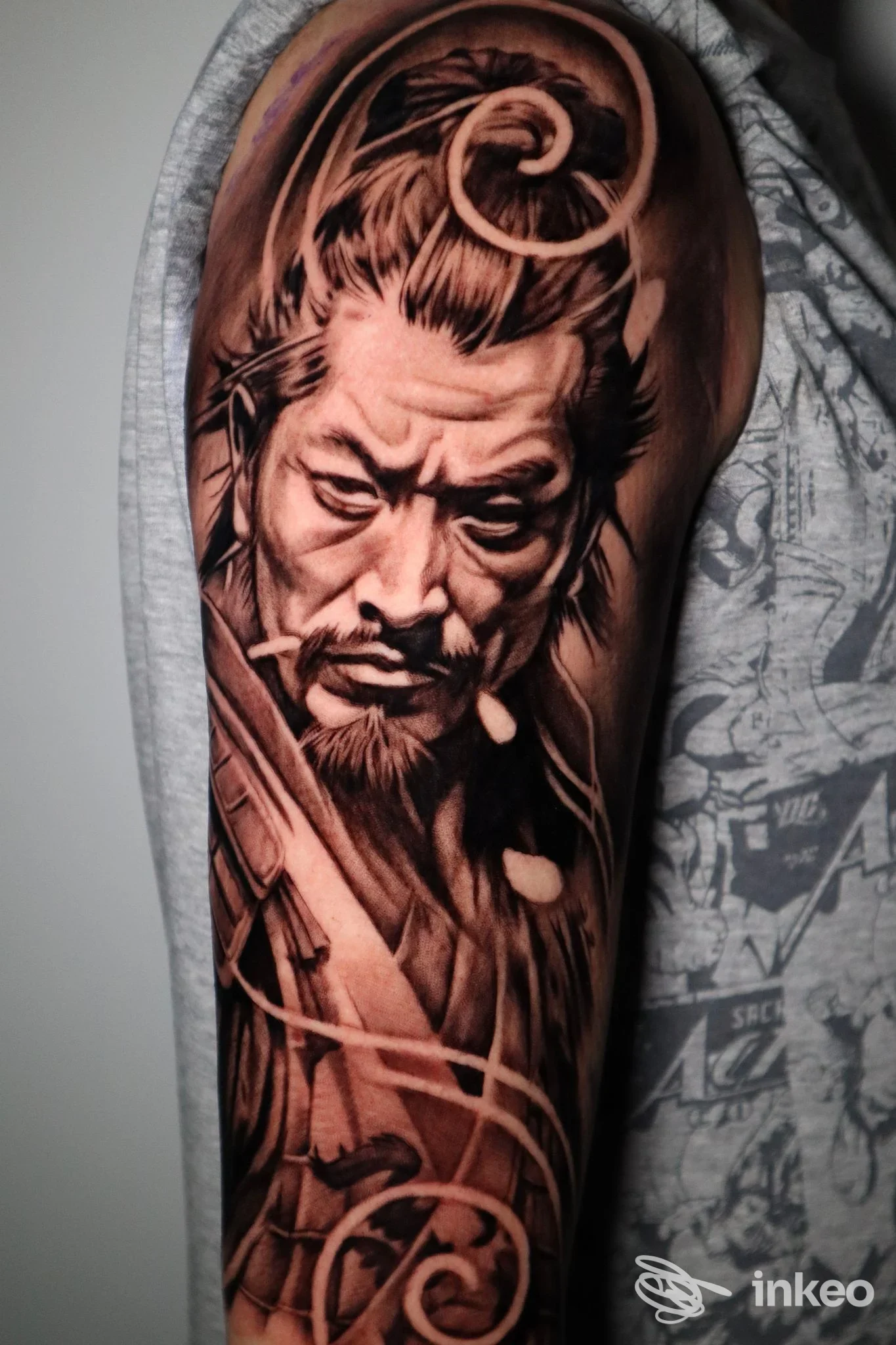 Tattoo realistico su braccio raffigurante un volto maschile, con dettagli di luci e riflessi, realizzato con tonalità in nero e grigio su pelle, studio Caridi TATTOO a Capaccio Paestum.
