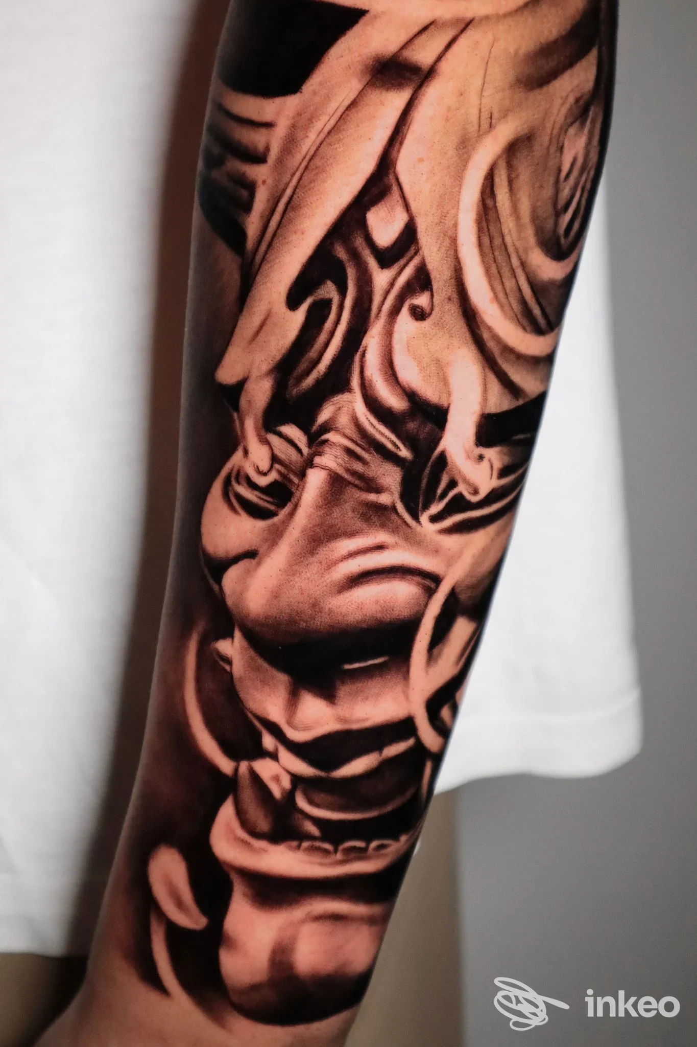 Un braccio con tatuaggio realistico in bianco e nero su pelle chiara, fotografie zoomata mostra dettagli di shading e linee intricate, nessun volto visibile.
