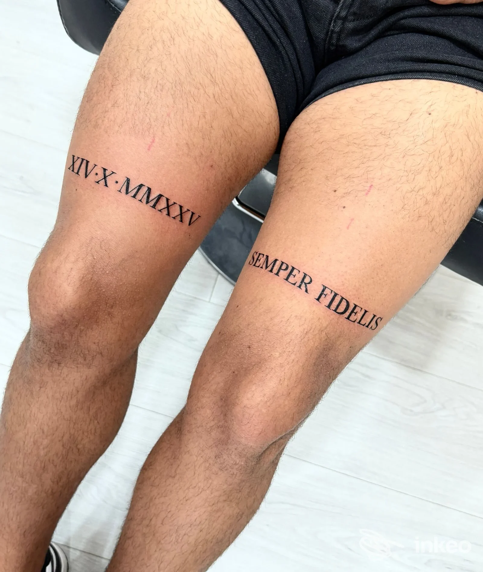 Due tatuaggi sulle cosce: XIV.X.MMXX sull’arto sinistro e SEMPER FIDELIS sull’arto destro, realizzati sulla pelle; eseguiti dallo studio Got Ink Tattoo Studio a Vairano Scalo.