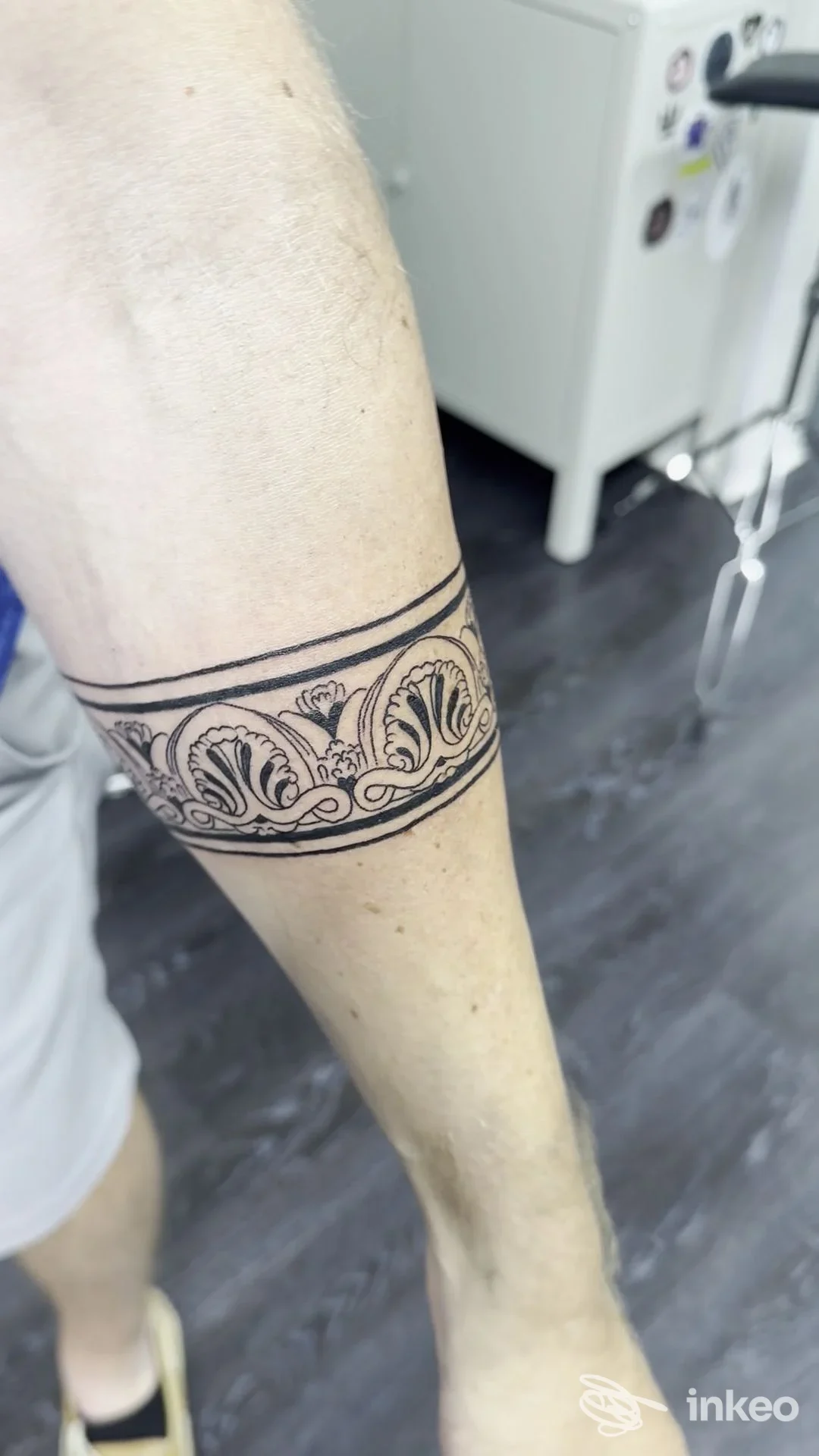 Braccio di una persona con un tatuaggio circolare decorativo a fascia nera, senza visibilità del volto né elementi di interfaccia social.