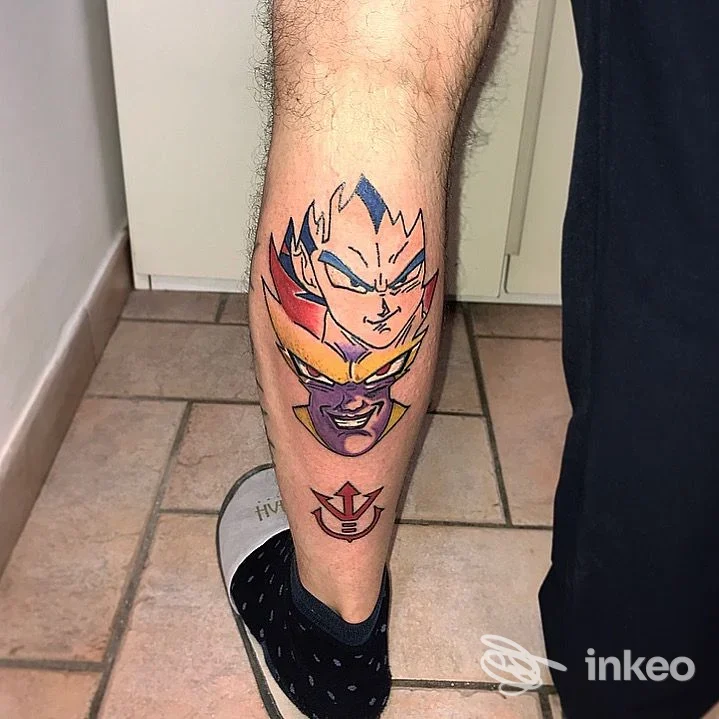 Tatuaggio a colori su gamba raffigurante personaggi in stile anime/cartoon, visibile in una immagine di una persona con pantaloni scuri, senza elementi di interfaccia sociale.