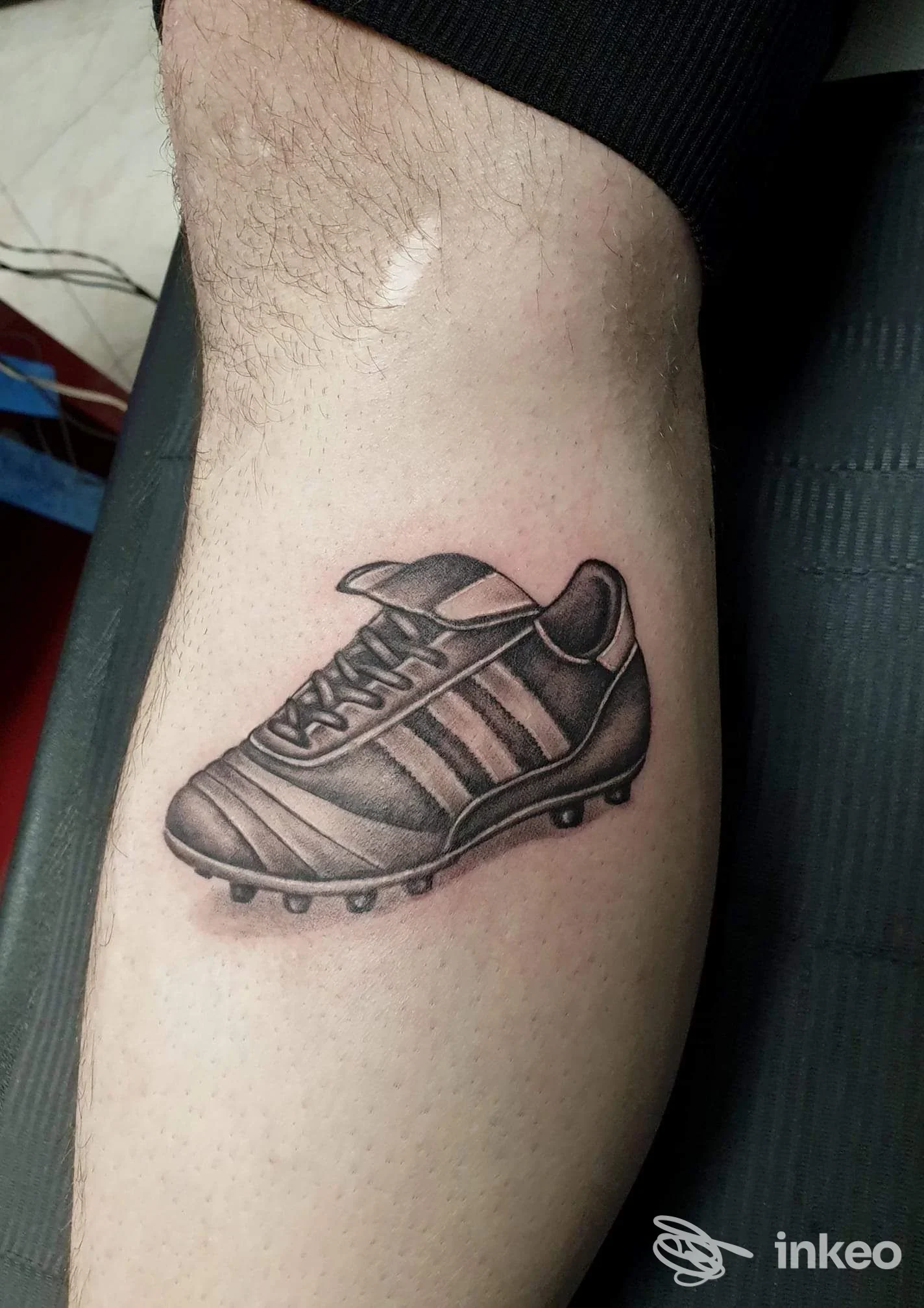 Tatuaggio realistico di una scarpa da calcio stilizzata sul polpaccio, realizzato nello studio Michela Ragozzino Tattoo Studio a San Prisco.