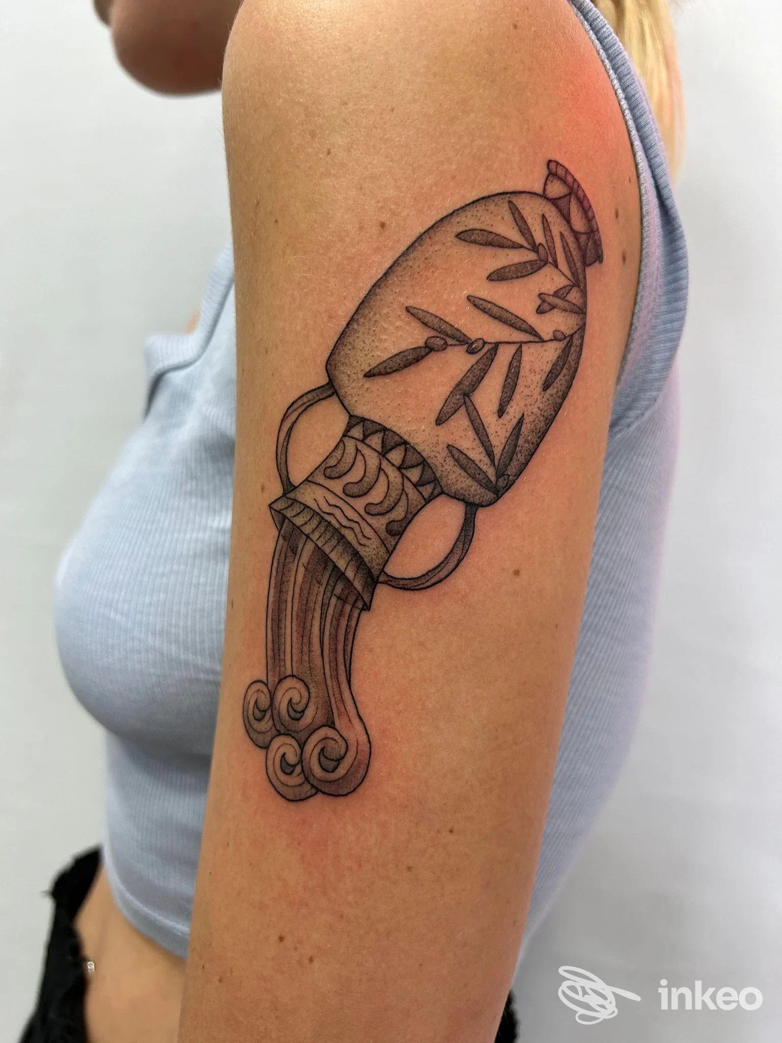 Tatuaggio su braccio visibile: una lanterna stilizzata con corda e motivi decorativi, eseguito su pelle chiara.