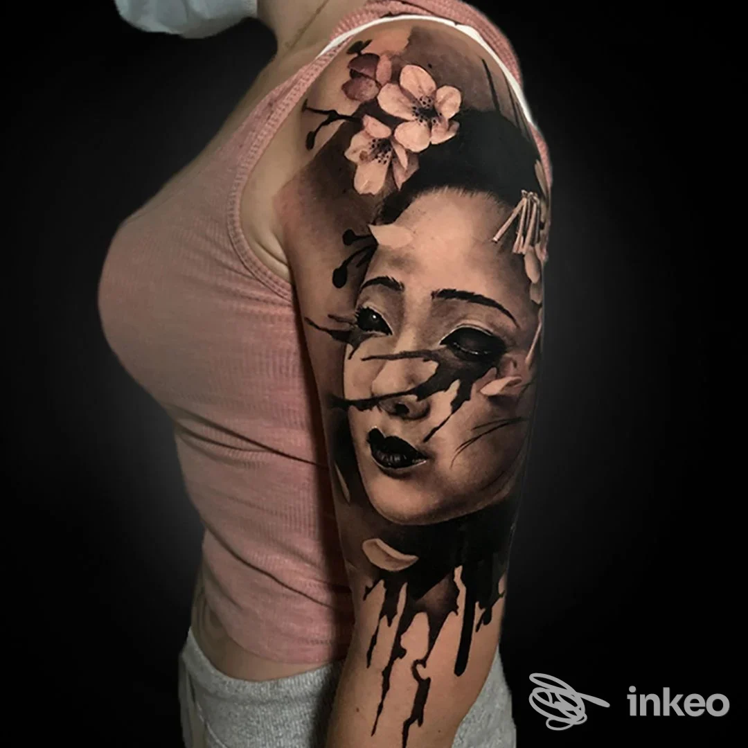 Tattoo realistico sul braccio raffigura un volto femminile con fiori, eseguito su pelle reale, senza testi né elementi di interfaccia. Locale: Eterea Tattoo Studio.