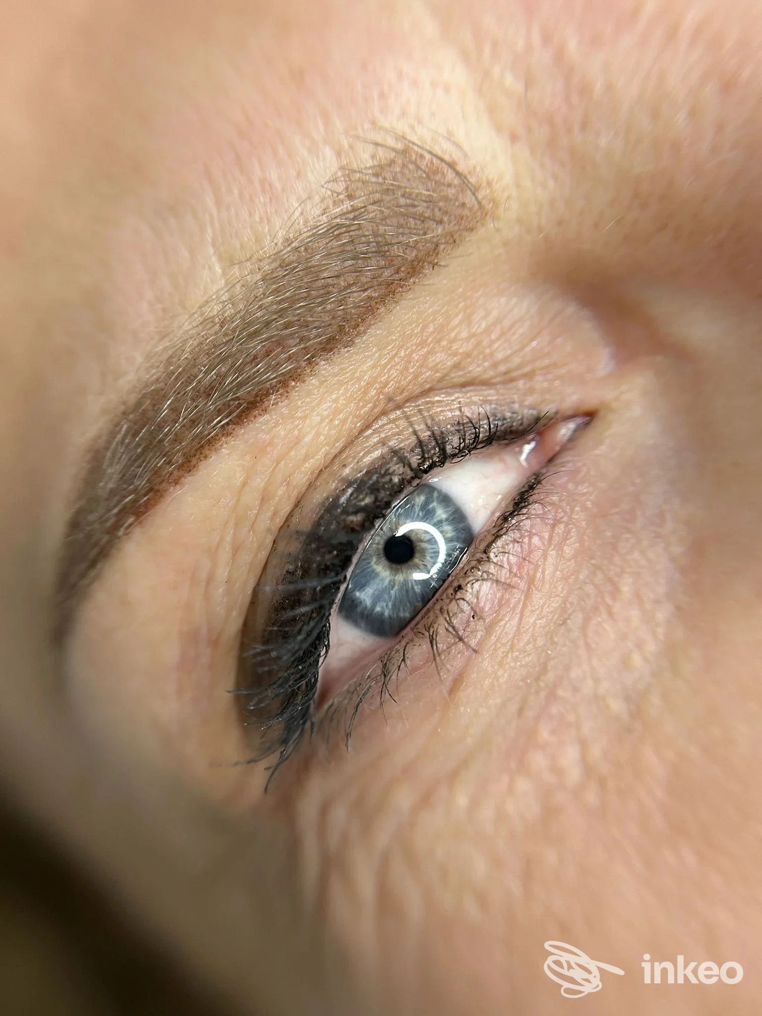 Sopracciglio con trucco permanente ben definito su pelle, primo piano vicino all’occhio, senza specchi o contenuti social visibili; studio Danila Farina, Napoli.