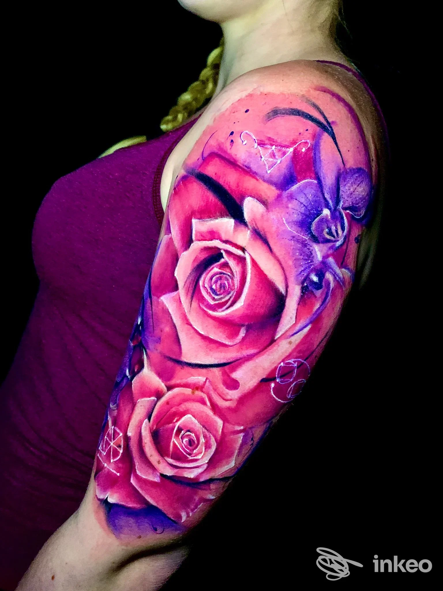 Dettaglio di tatuaggio a manica su braccio, rosa rosa con sfumature viola realizzato nello studio Nexus Tattoo Studio a Pignataro Maggiore.