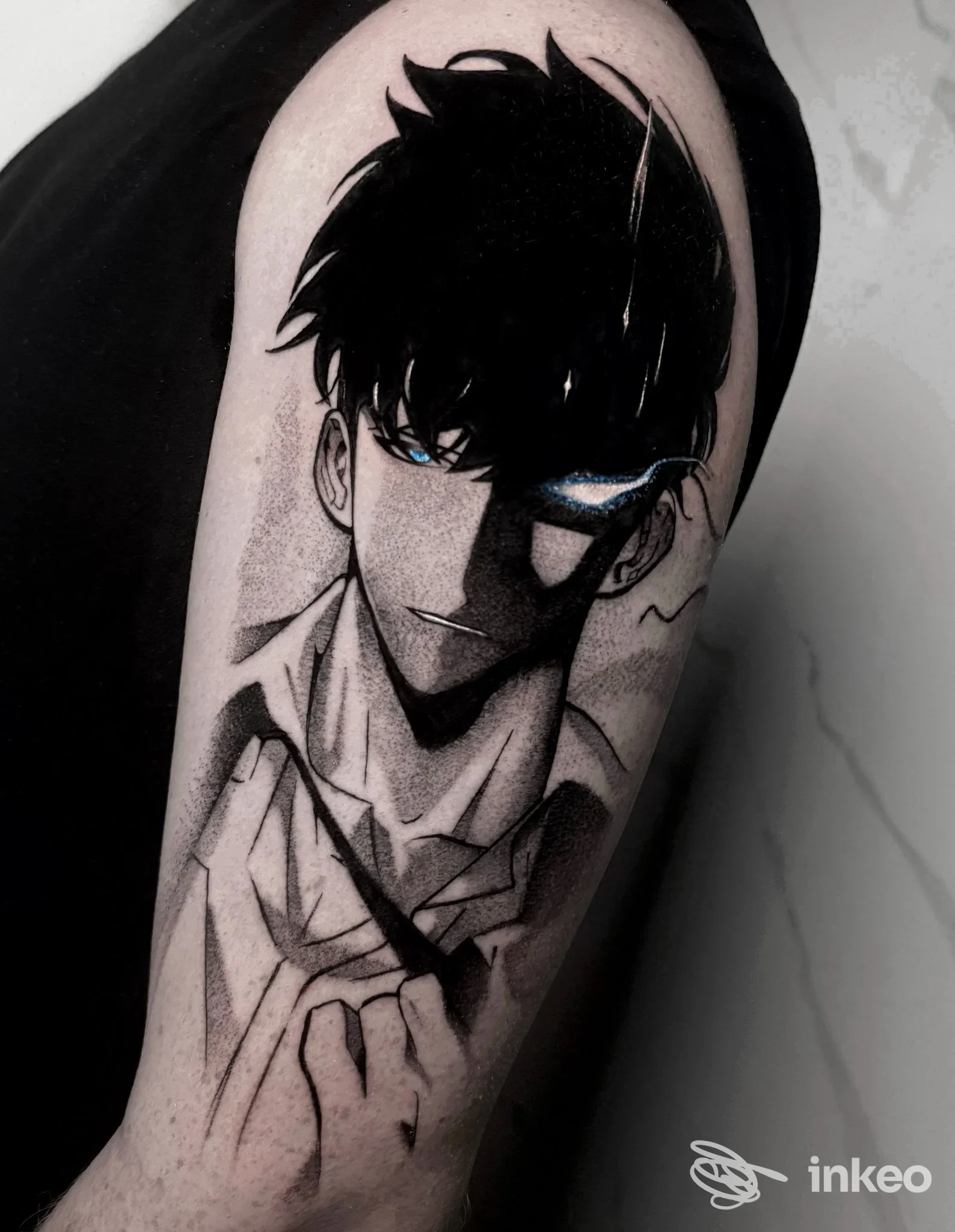 Tattoo su braccio raffigurante personaggio anime in stile grigio/nero, realizzato sulla pelle; studio Black Tears Tattoo Studio, Pozzuoli.