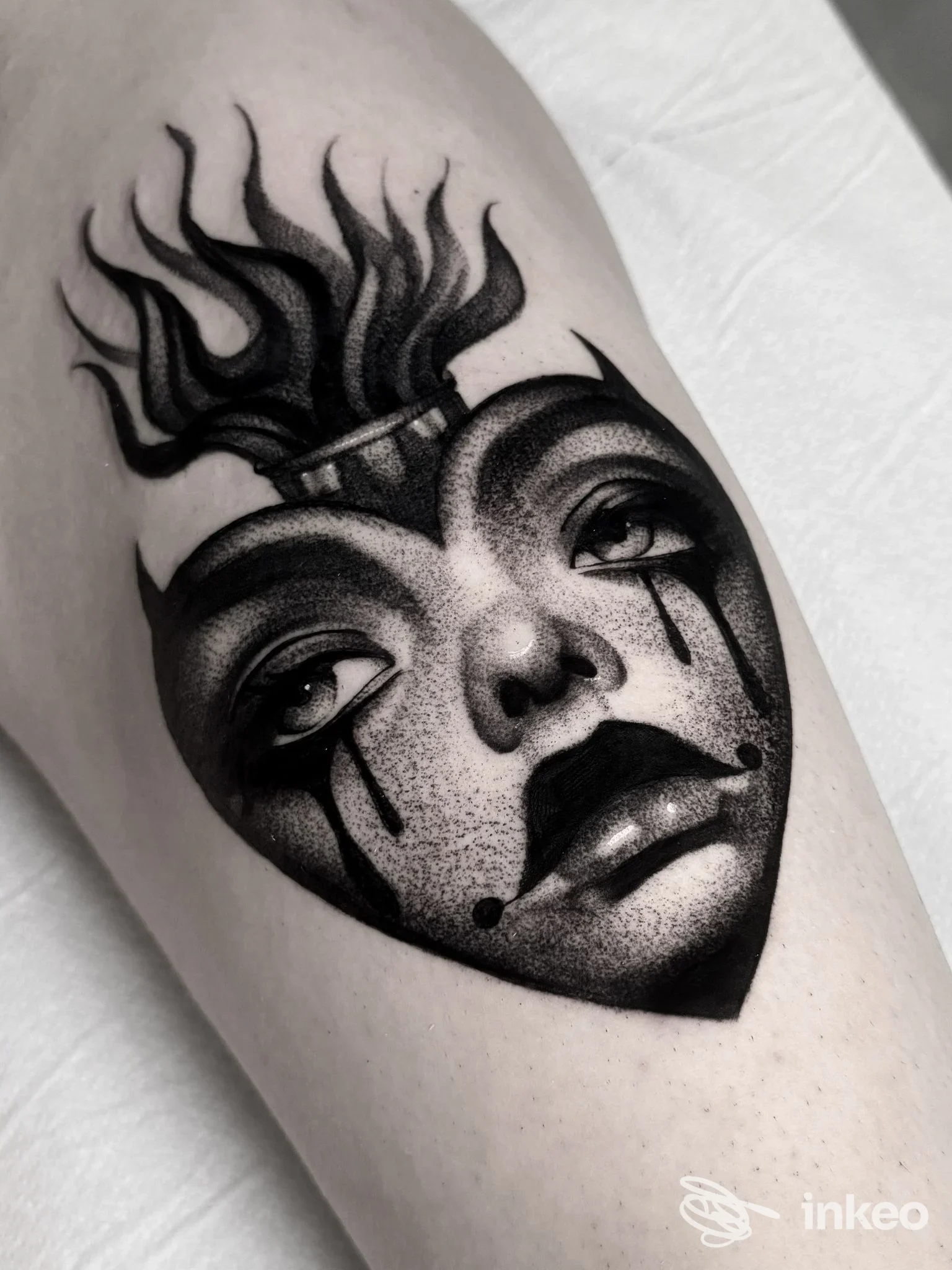 Tattoo visibile su pelle: ritratto stilizzato a forma di cuore con lacrime, realizzato da Black Tears Tattoo Studio a Pozzuoli.