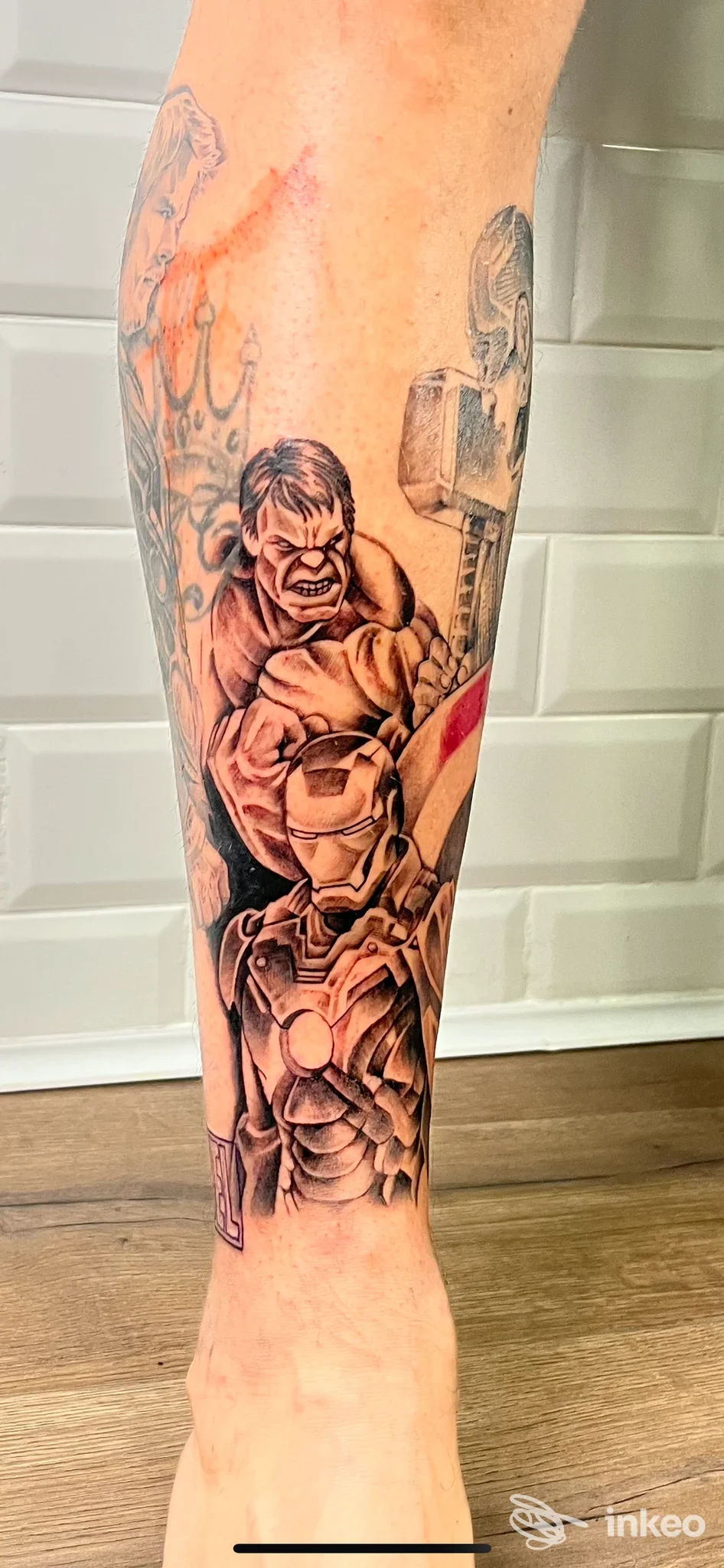 Tatuaggio visibile sulla gamba raffigurante un personaggio in stile fantasy/fumetto; studio Officina Artistica, Napoli.