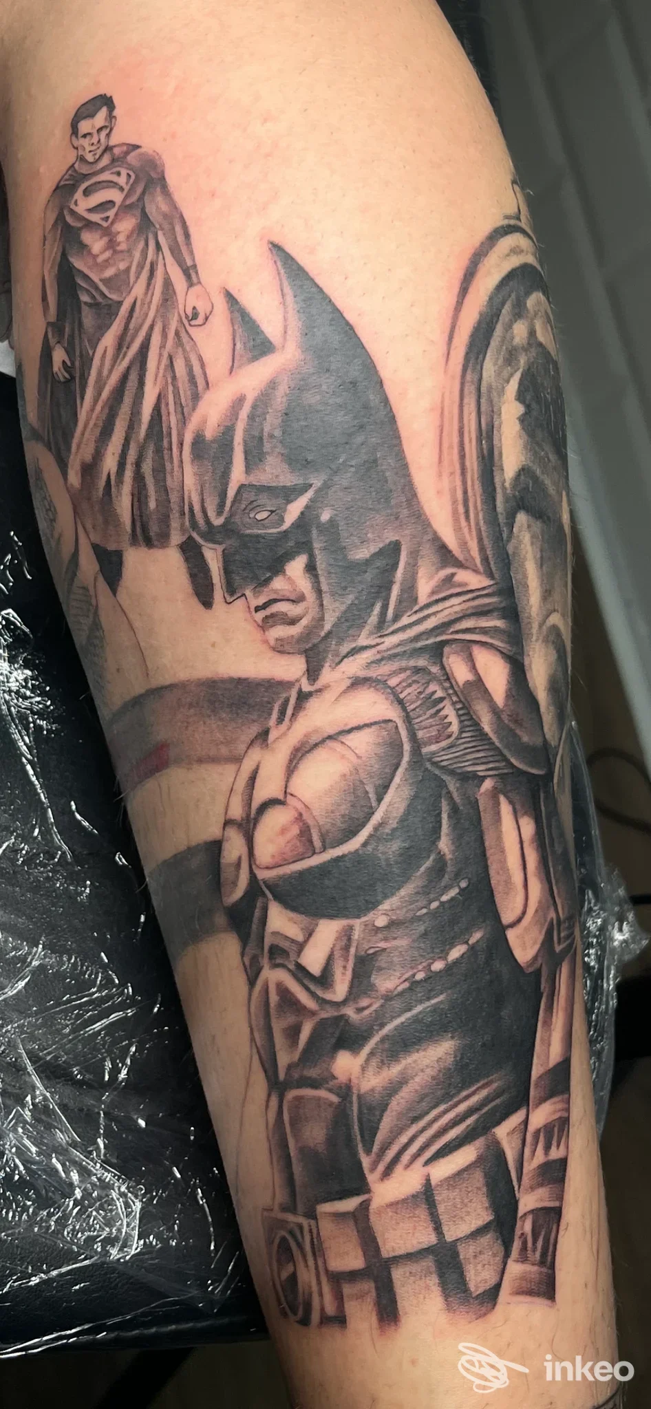 Tattoo su pelle raffigurante Batman e altri personaggi, realizzato da Officina Artistica a Napoli.
