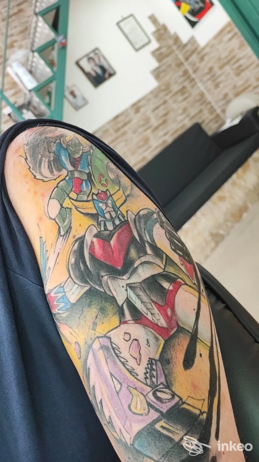 Tattoo colorato visibile su pelle, realizzato presso 10 Tattoo Studio a Napoli, braccio con motivo cartonesco ben definito.