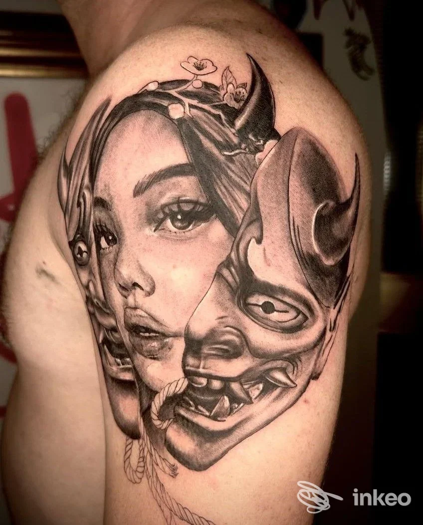 Tatuaggio su pelle che combina un volto femminile e una maschera demoniaca, realizzato da Dealer Ink Tattoo ad Airola.
