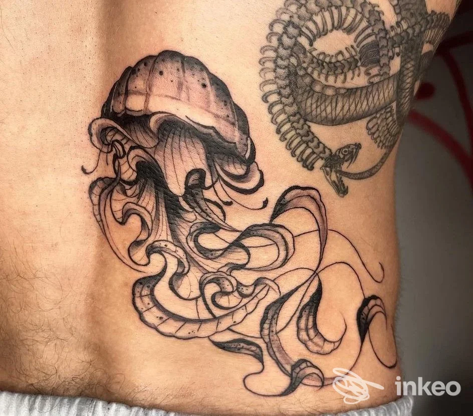Tatuaggio di una medusa o tentacoli stilizzati in nero su pelle, sul fianco, con linee fini e sfumature dinamiche.