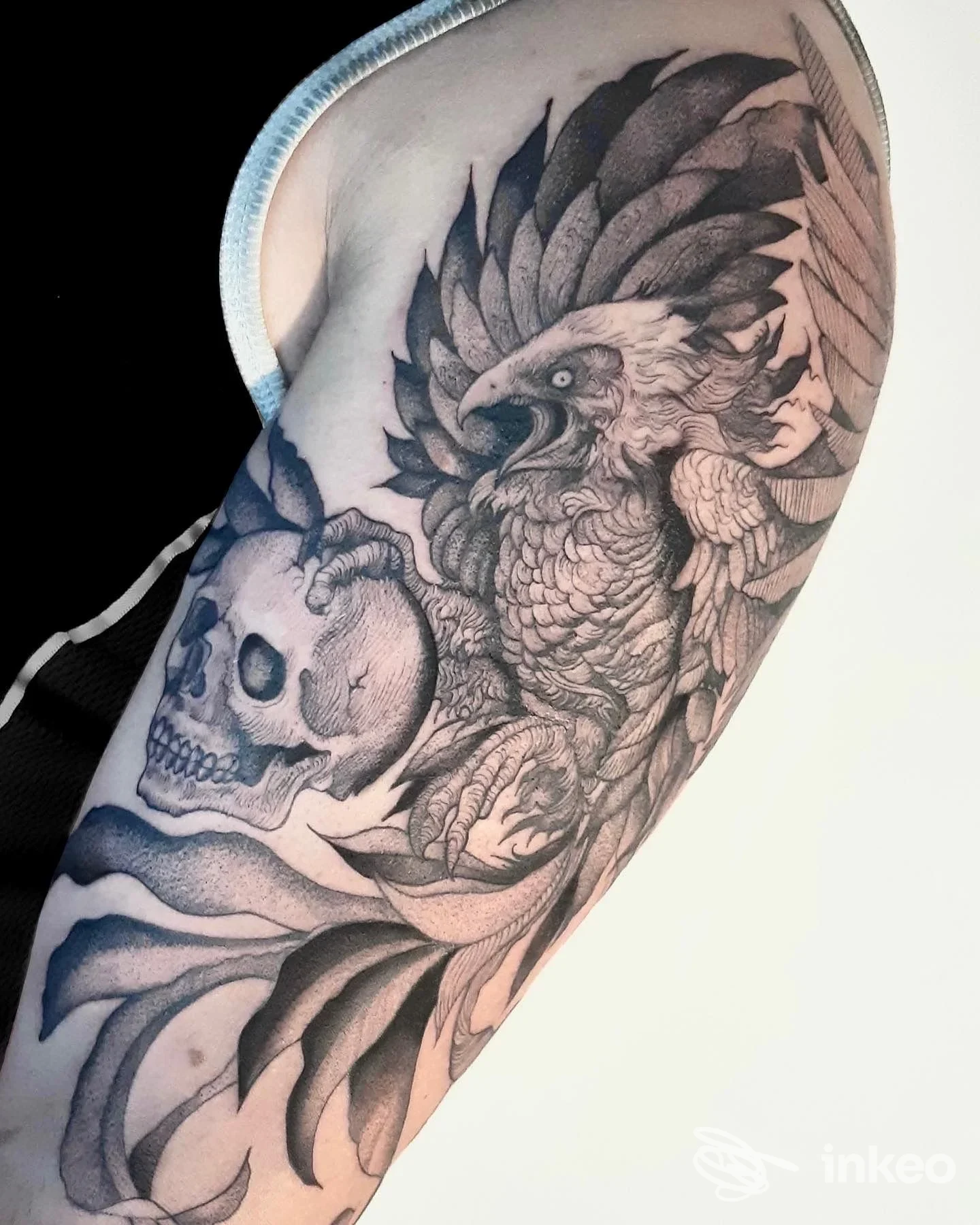 Tattoo sul braccio in bianco e nero raffigurante teschio e uccello, senza presenza di volto visibile né elementi di interfaccia, scatto chiaro e nitido.
