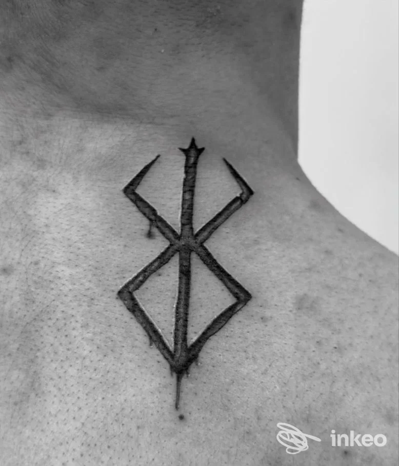Tatuaggio geometrico in nero sul retro del collo di una persona, realizzazione corporea ben definita senza viso visibile.