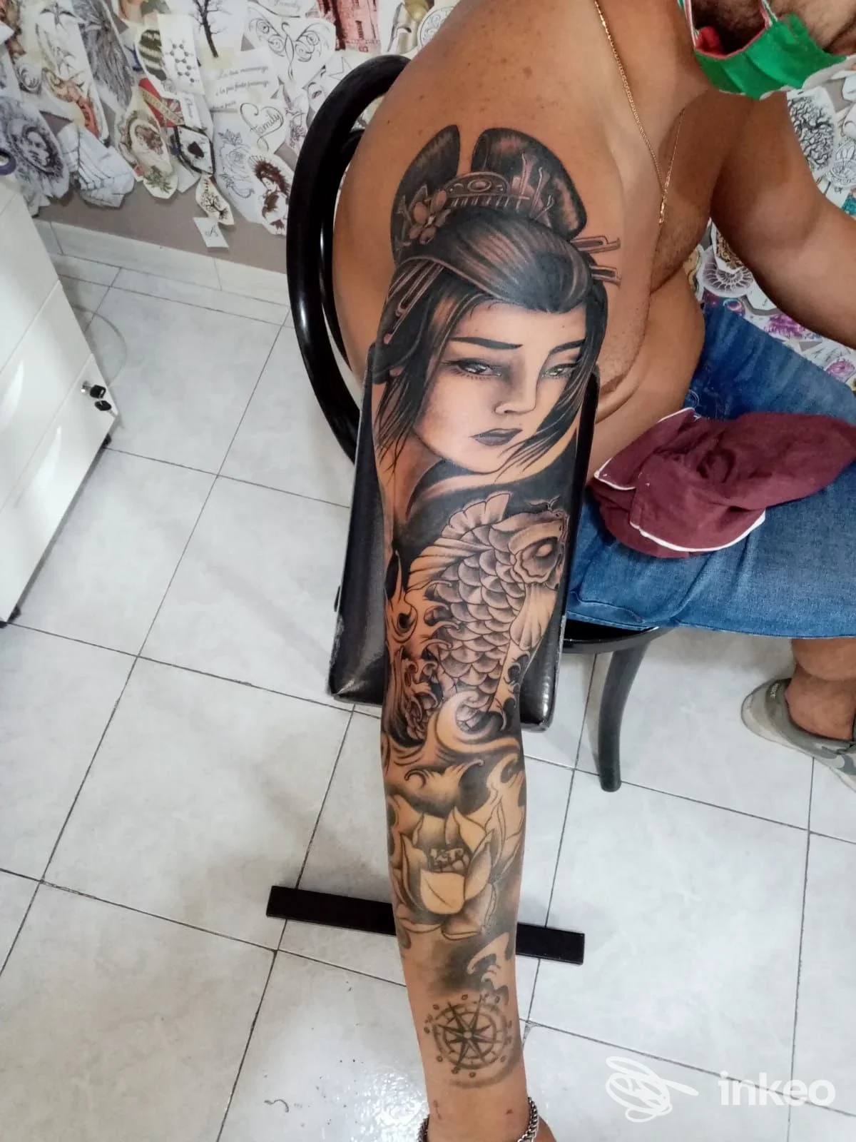 Tattoo realizzato sul braccio di una persona, visibile in primo piano: stampa in bianco e nero di design dettagliato, studio Madado Artetattoo, Pratola Serra.