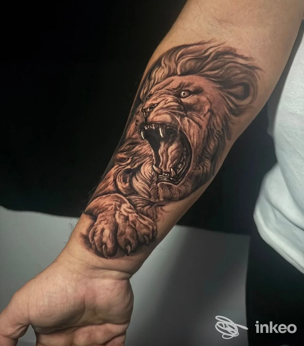 Tattoo realistico di un leone ruggente sul sotto-braccio, eseguito su pelle; studio Fenix Tattoo, a Nola.