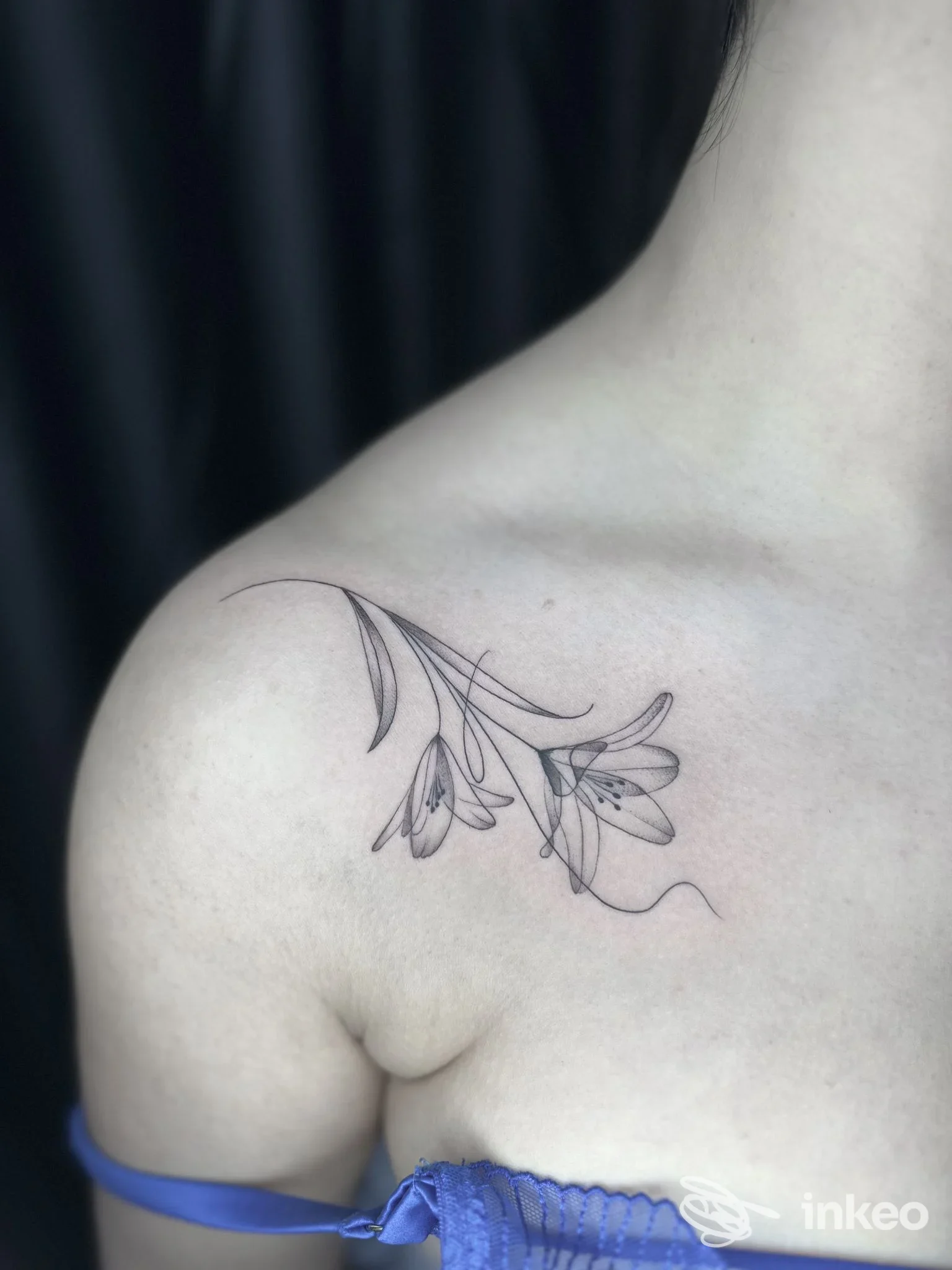 Tattoo lineare di foglie e rami sulla spalla, realizzato in stile tratteggio, in nero su pelle chiara, presso Heartless Tattoo a Maddaloni.