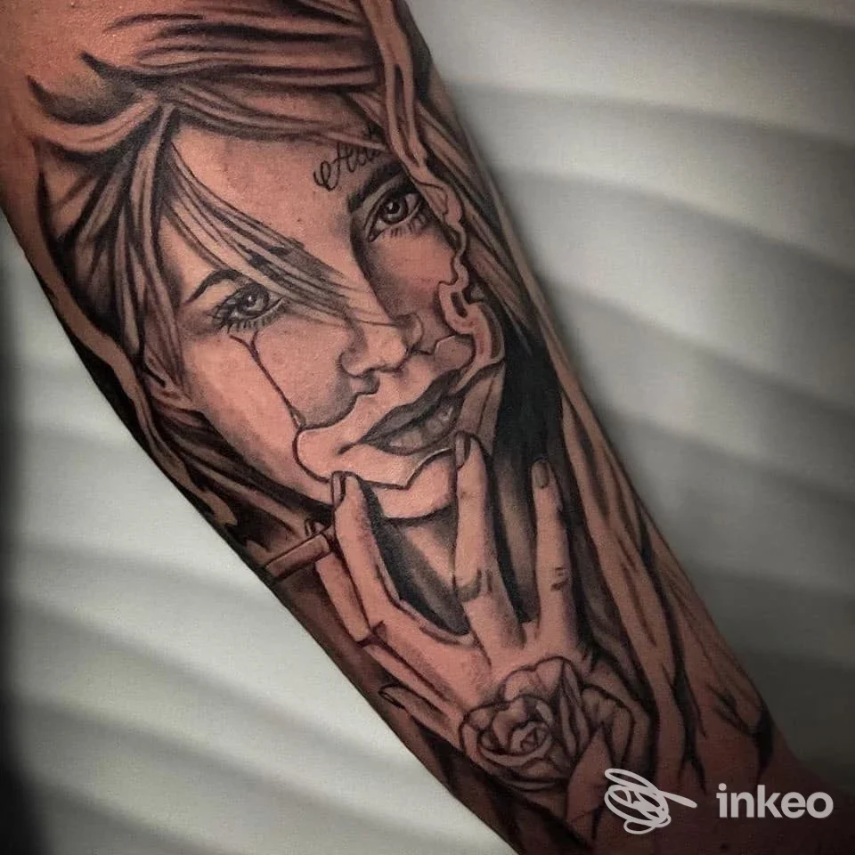 Tatuaggio su avambraccio raffigurante un volto femminile in stile black and grey, con dettagli di mani e una rosa in primo piano