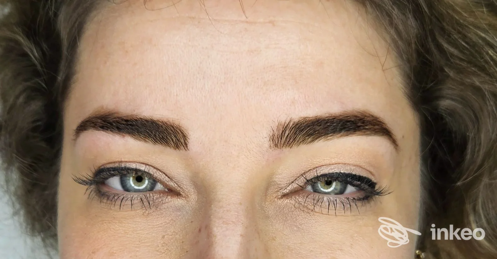 Sopracciglia ben delineate e scure, trucco permanente sulle sopracciglia di una persona, primo piano del viso; realizzato da LP Tattoo & Permanent Makeup a San Marzano sul Sarno