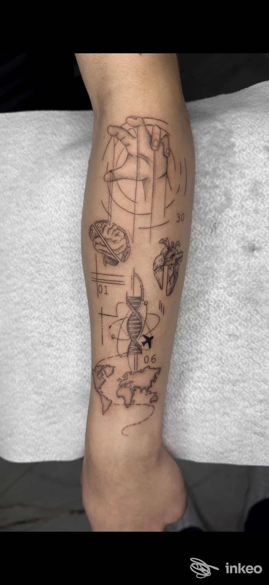 Tatuaggio a linee sul braccio, realizzato presso Take Your Tattoo a Battipaglia, con schizzi e figure geometriche lungo l’avambraccio.