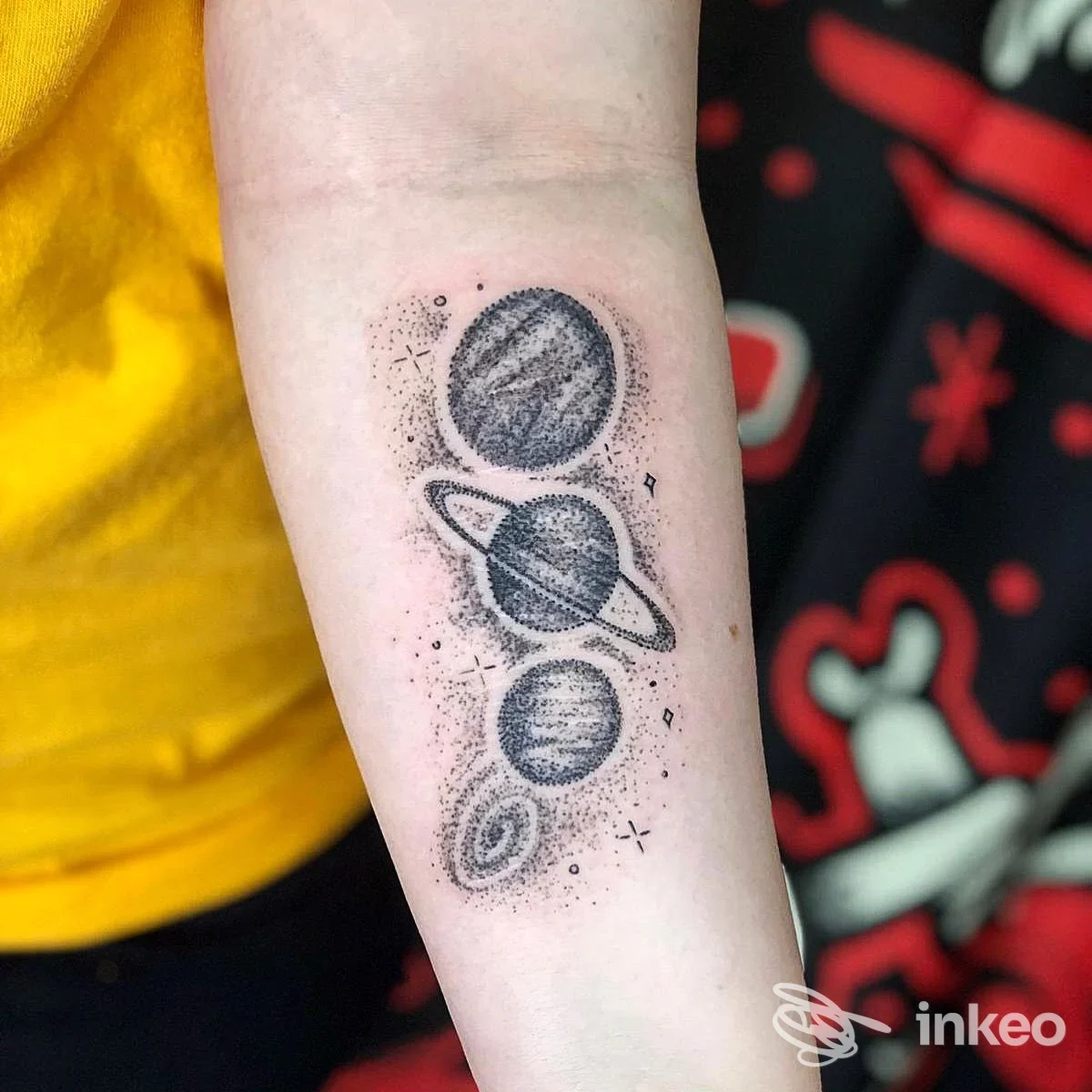 Tattoo realistico di un sistema solare con pianeti e anelli sulla parte interna dell’avambraccio, eseguito presso Cabiria Tattoo Studio & Piercing a Napoli.