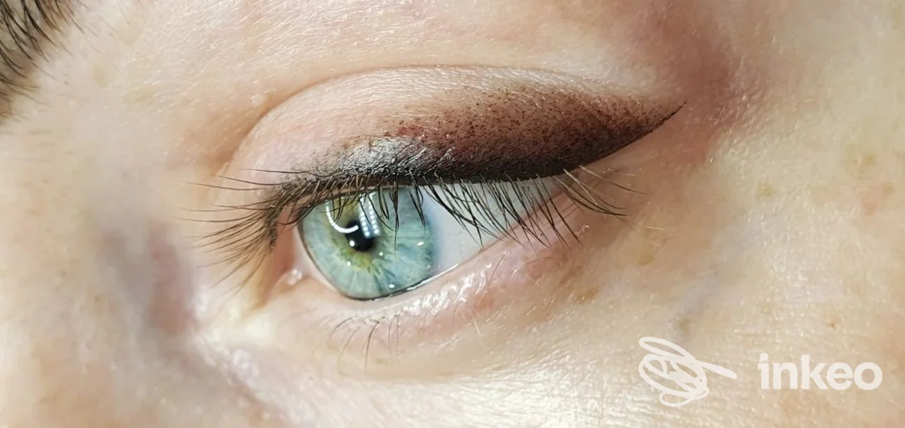 DermaLab Napoli: raffigurazione di un trucco permanente eyeliner applicato sull'occhio di una persona, evidenziando la linea di eyeliner sull'arcata palpebrale.