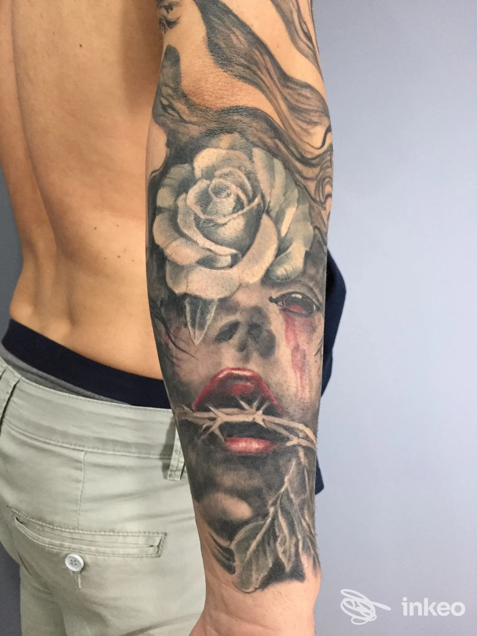 Tattoo sull'avambraccio raffigurante una rosa grigia con dettagli di ombreggiatura e elementi spezzati, visibile senza volto. Studio: Art Room Tattoo, Battipaglia.