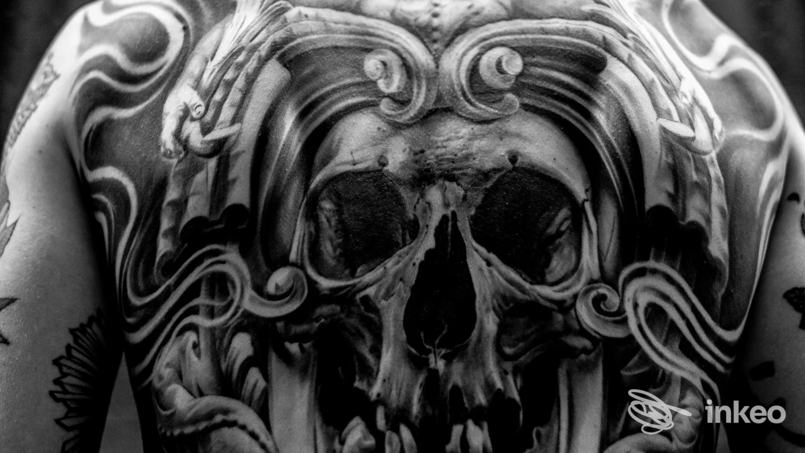 Tattoo sul torace con cranio e motivi ornamentali in stile realistico; nessun volto visibile, ritratto corporeo chiaro, nello studio Wildink Tattoo Crew di Napoli.