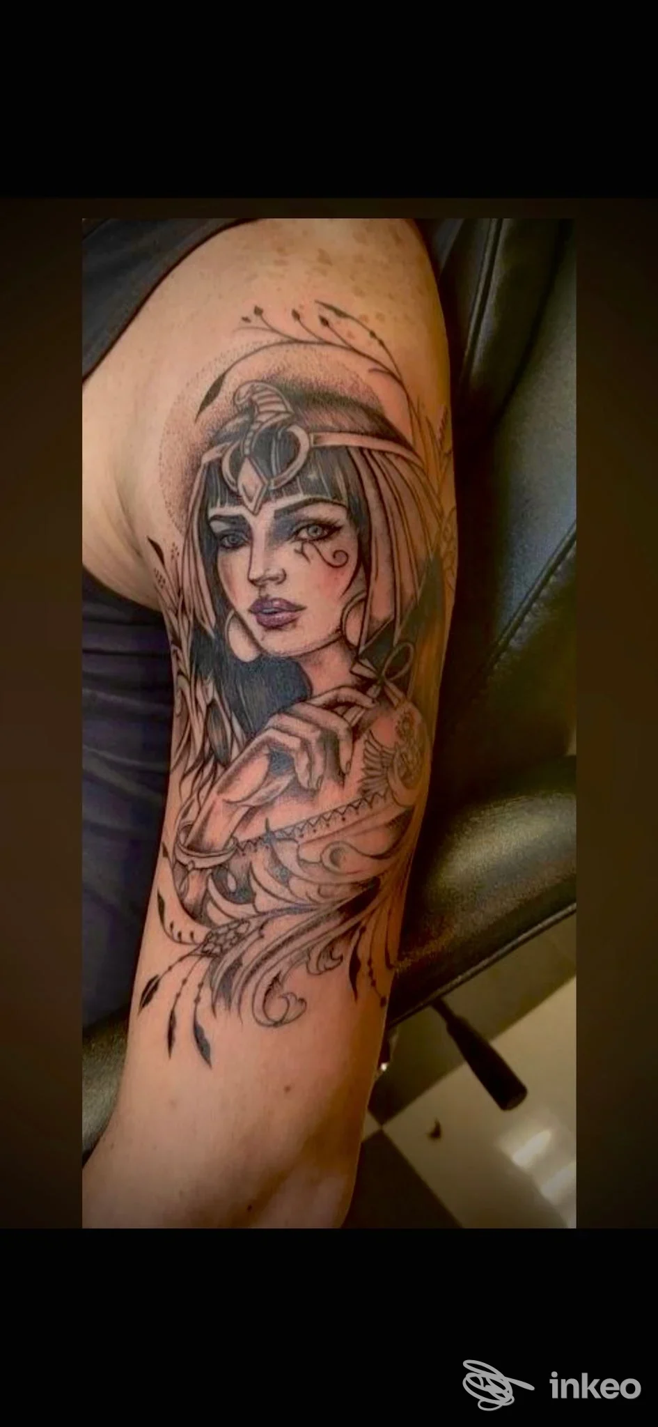 Tattoo su braccio raffigurante una donna dai lineamenti nitidi, colori scuri e riflessi di lucentezza, realizzato dallo studio Imprinting Tattoo a Benevento.