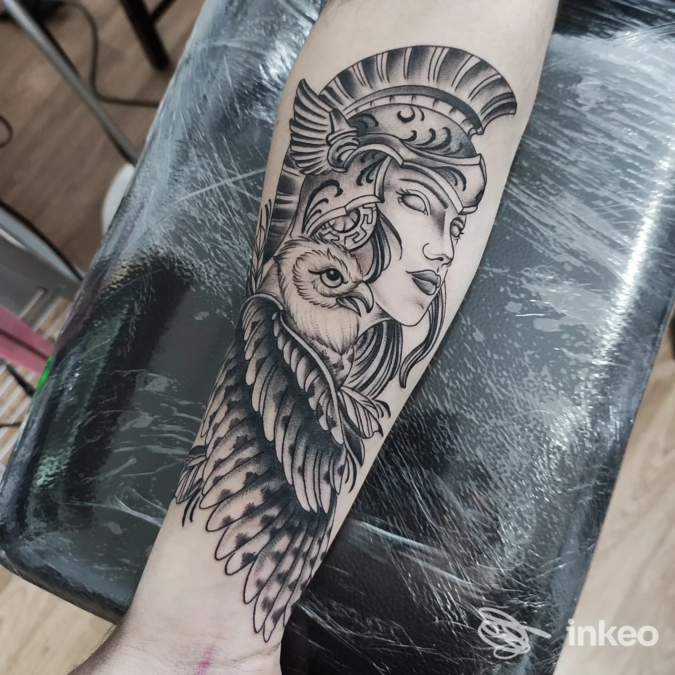 Tattoo in bianco e nero sull’avambraccio: ritratto di donna con ornamento e uccello, stile realistico/ornamental, realizzato da Pulp Ink Tattoo a Caserta.