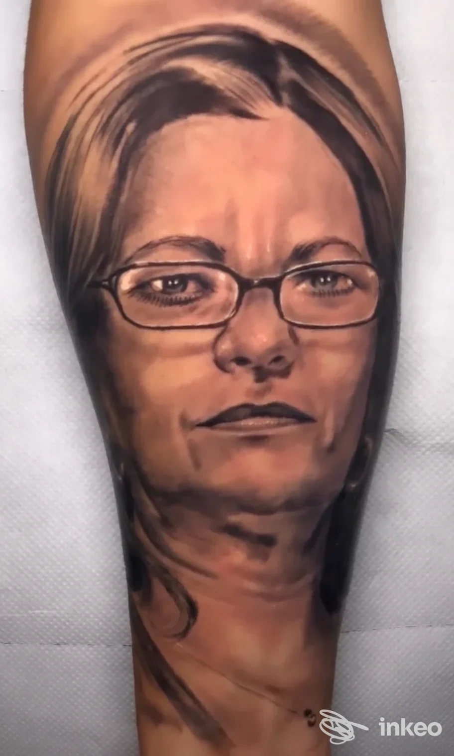 Tattoo realistico di una faccia con occhiali sul braccio, eseguito da Barone Tattoo Studio a Marano di Napoli.