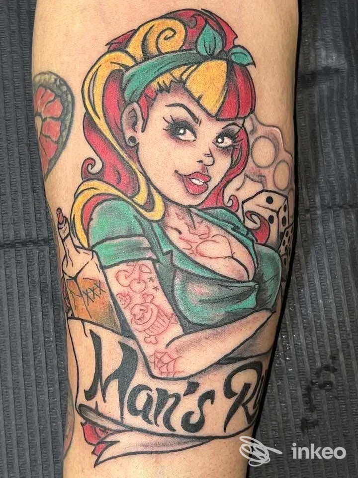 Tatuaggio colorato su avambraccio raffigurante una ragazza cartoon con taglio di capelli multicolore e scritta banner Nan's, stile tradizionale rielaborato e dettagli vivaci.