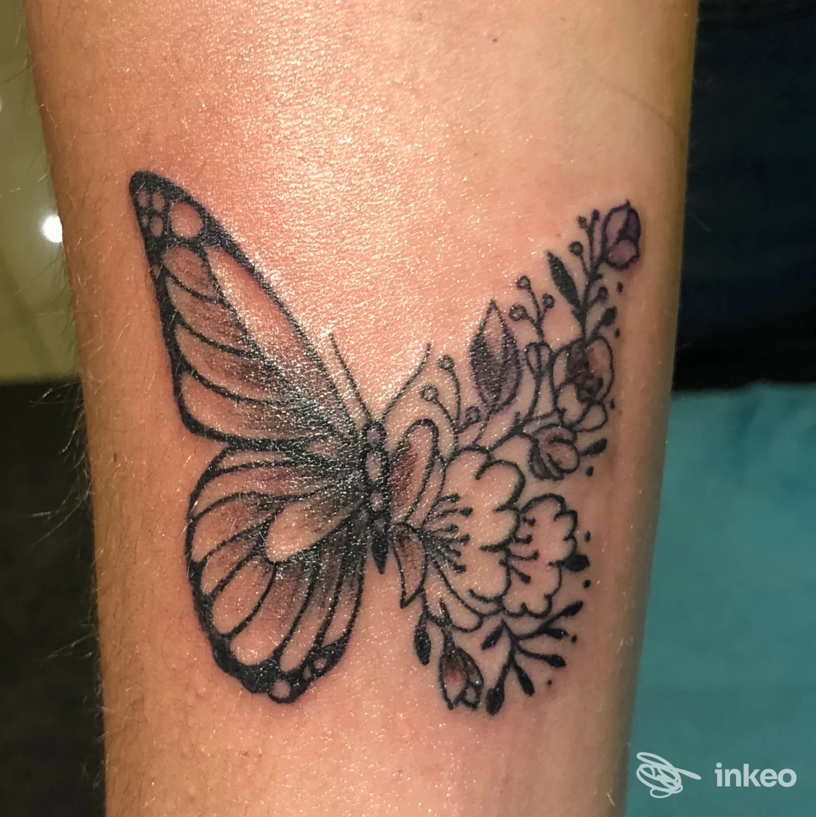 Tattoo visibile su pelle dell’avambraccio raffigurante una farfalla in stile linework, contorni neri e dettagli delicati, studio Dragon Heart Tattoo, Salerno.