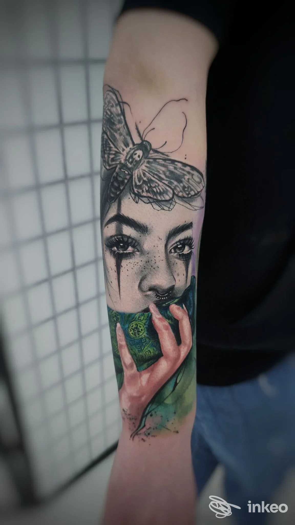 Braccio tattoo: ritratto realistico di una donna con farfalla sulla pelle, colori vividi e lucidi, scatto in studio Sweet Dama Tattoo a Battipaglia.