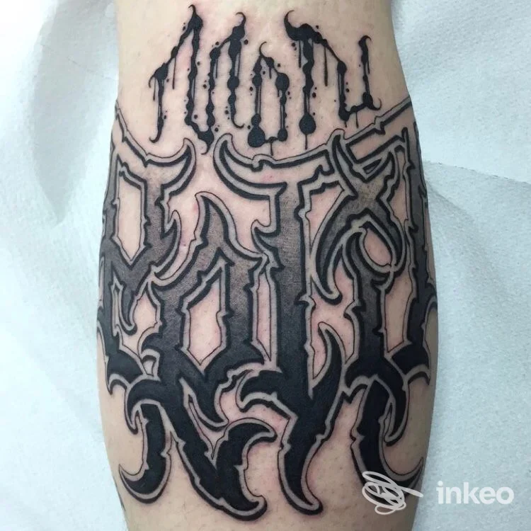 Lipart tattoo al nero su avambraccio, stile gotico/ornamentale, senza elementi di interfaccia sociale o contenuti non correlati.