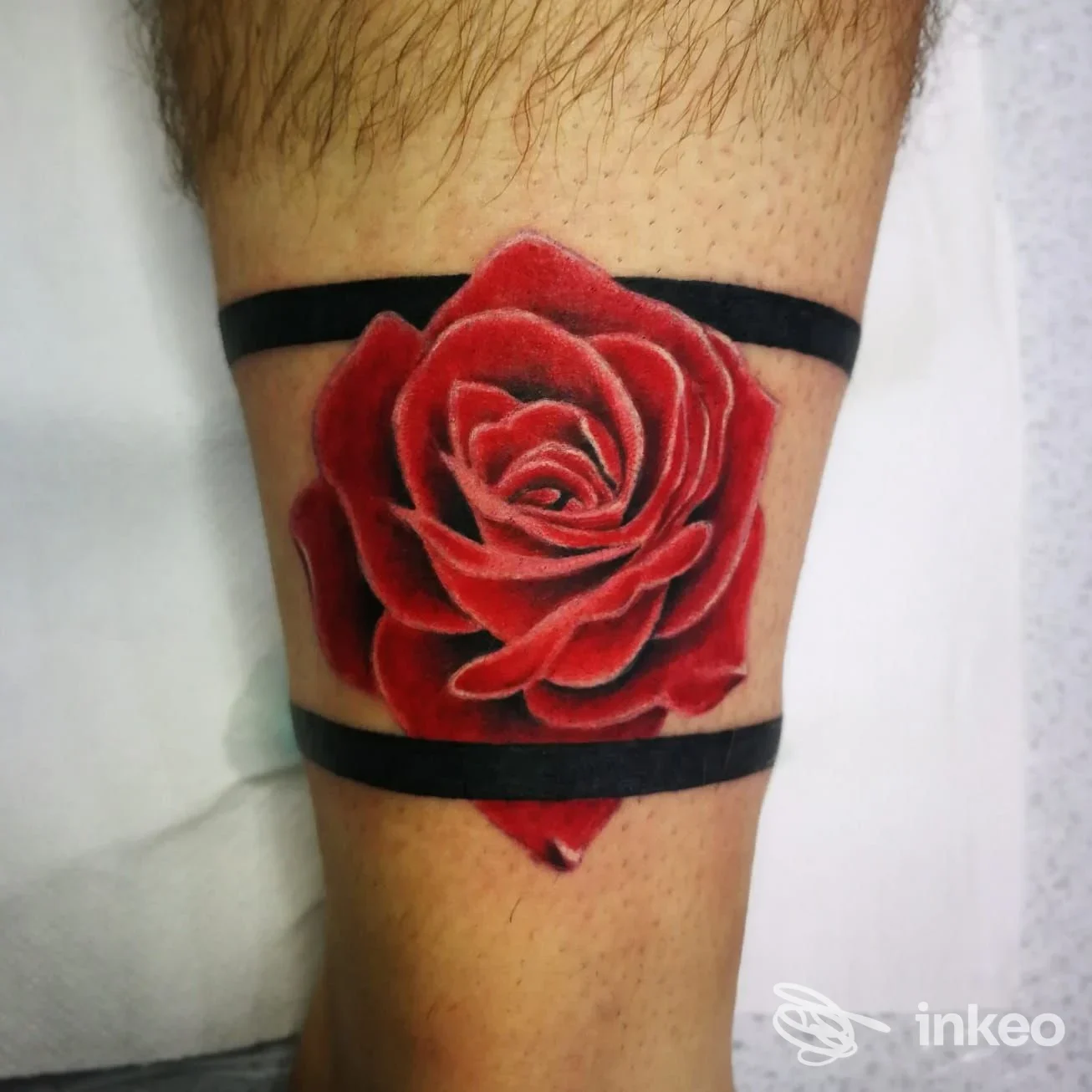 Tattoo: rosa rossa realizzata sul polpaccio, visibile con due bande nere orizzontali; studio Mirror's Eye Tattoo, Cesinali.