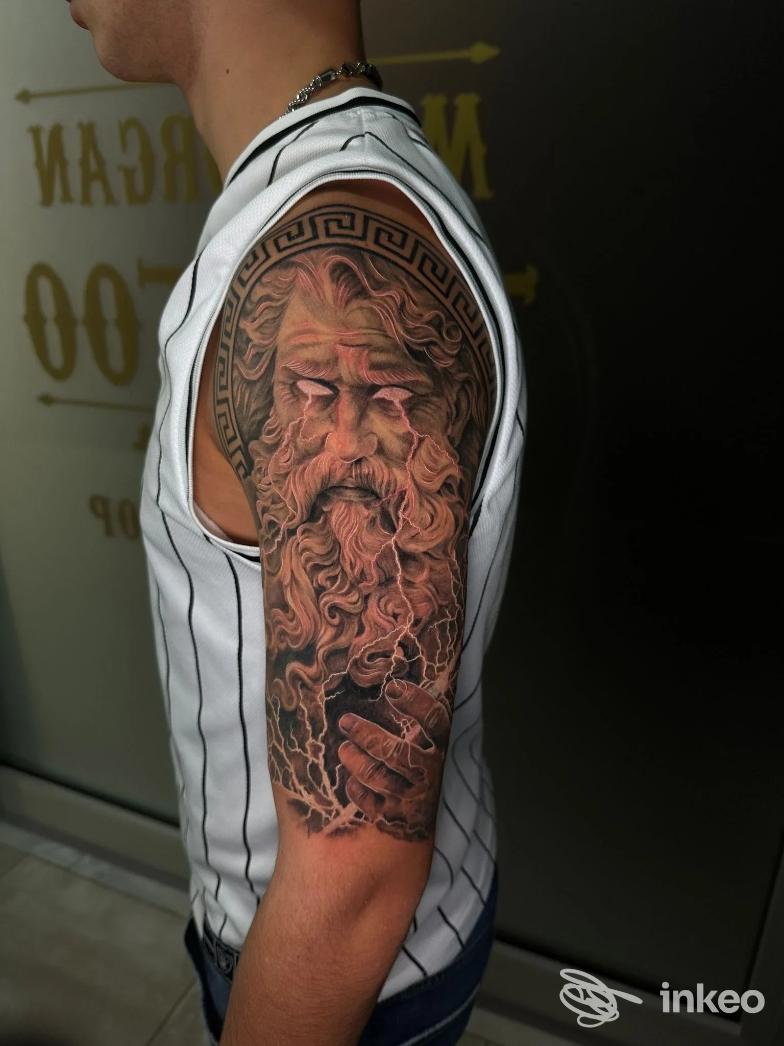 Tatuaggio realistico sul braccio di un uomo, ritratto barbuto di stile classico, realizzato da Mr. Morgan Tattoo a Roccapiemonte.