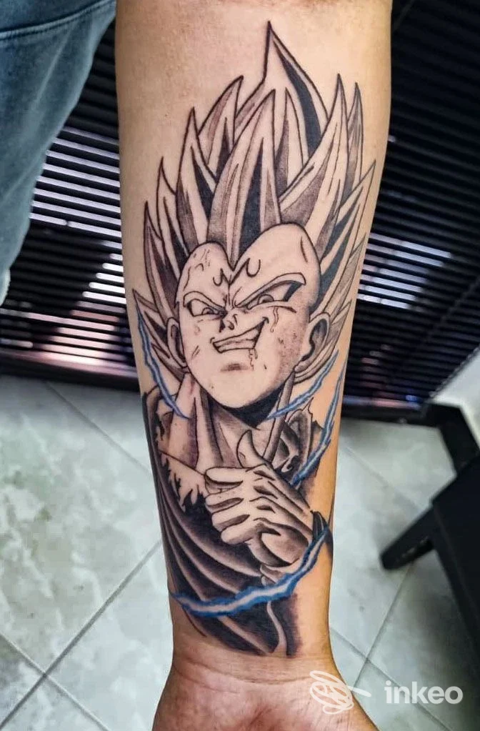 Tatuaggio sul polso raffigurante un personaggio di Dragon Ball con linee nette, colori nero e azzurro, su pelle reale.