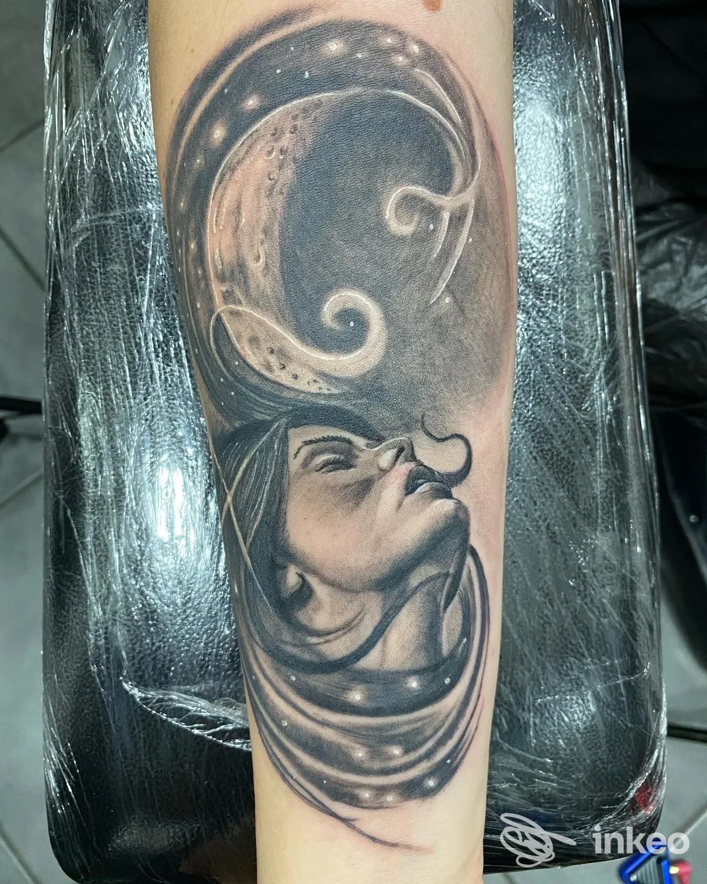 Tattoo realistico sul braccio con volto femminile e motivi circolari, realizzato da Black Ink Tattoo Shop a Bellizzi, senza elementi di grafica o social overlay.