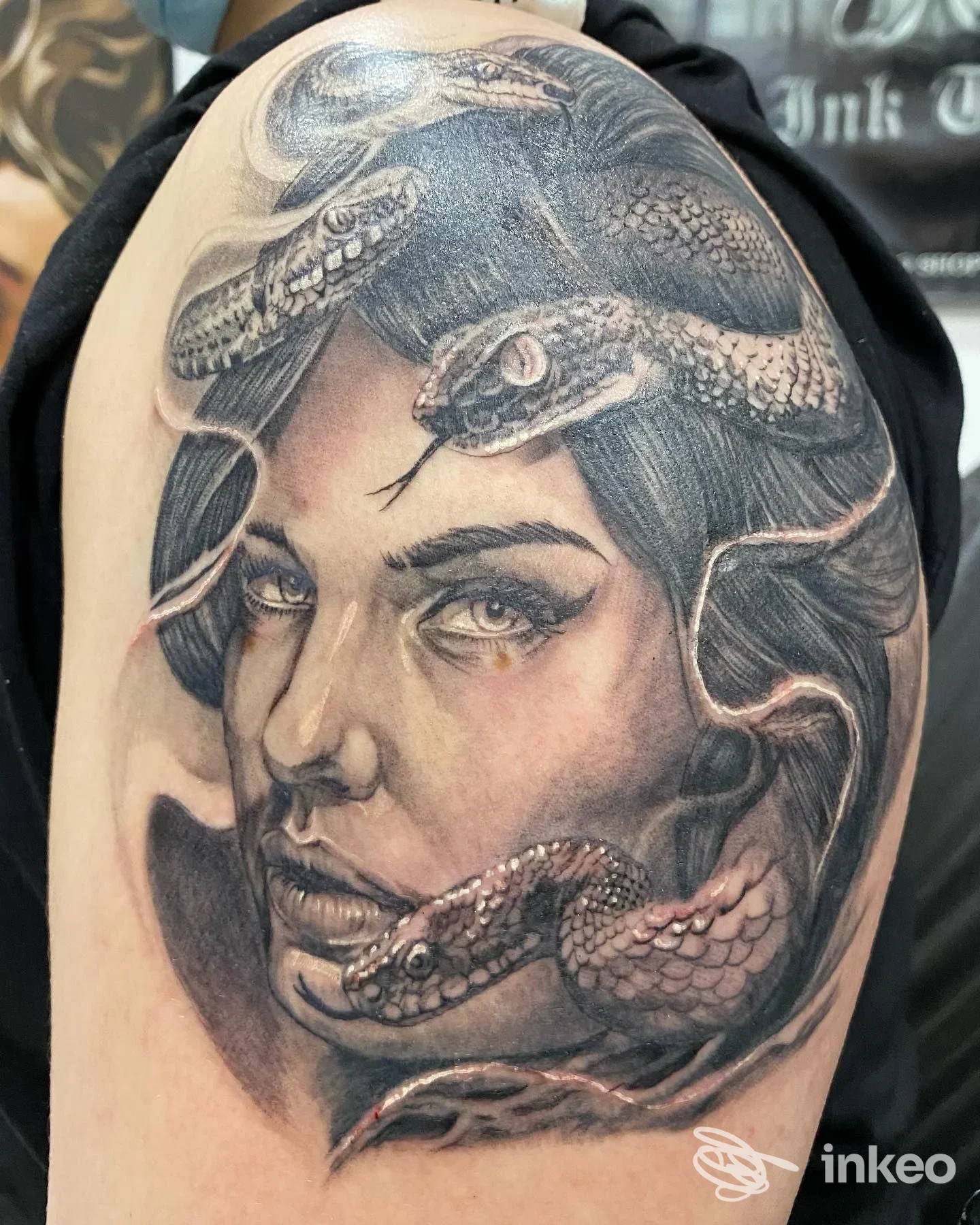 Tatuaggio realistico su braccio raffigurante il volto di una donna avvolta da serpenti, realizzato da Black Ink Tattoo Shop a Bellizzi.