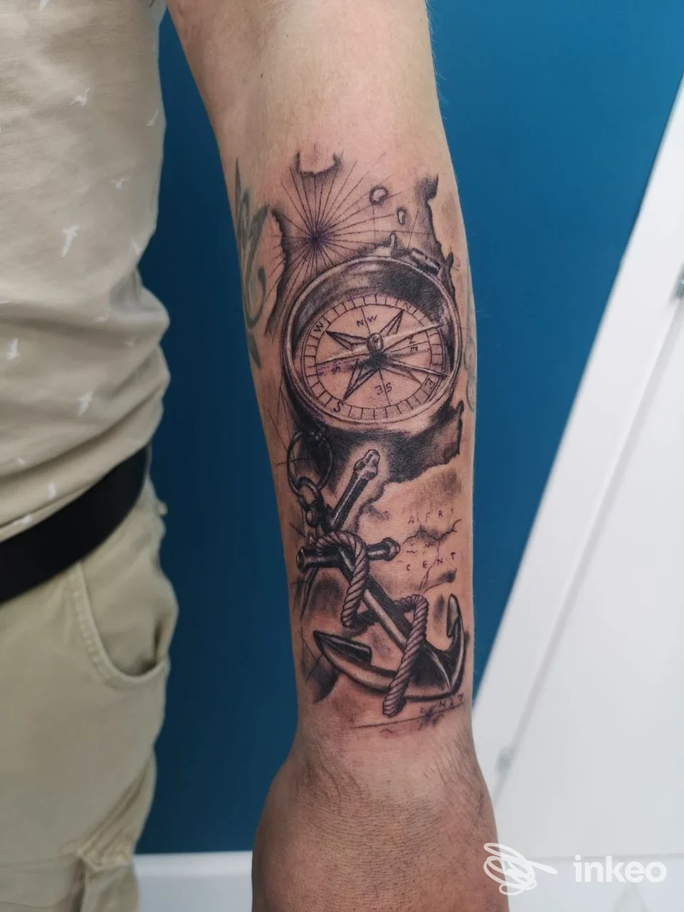 Tattoo su avambraccio raffigurante una bussola circondata da nodi e catene, realizzato da Vik-Ink Tattoo a Melito di Napoli.