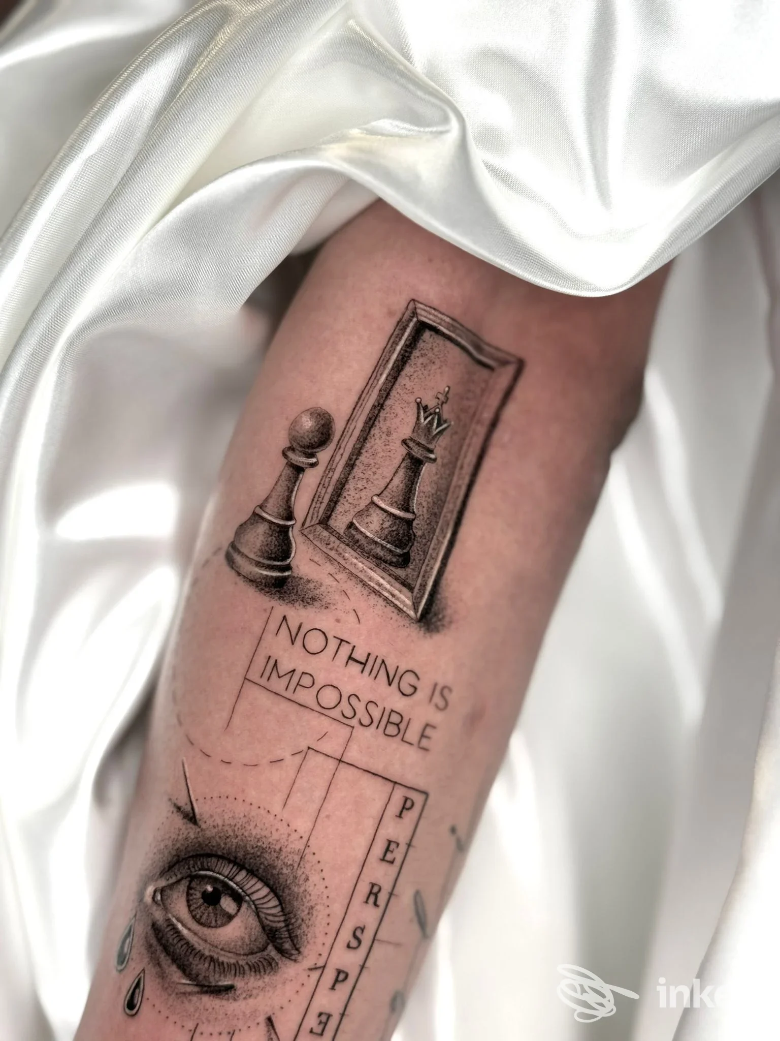Tatuaggio su pelle raffigurante scacchi e citazioni, con elementi grafici sul braccio, realizzato a Napoli presso PFT Studio.