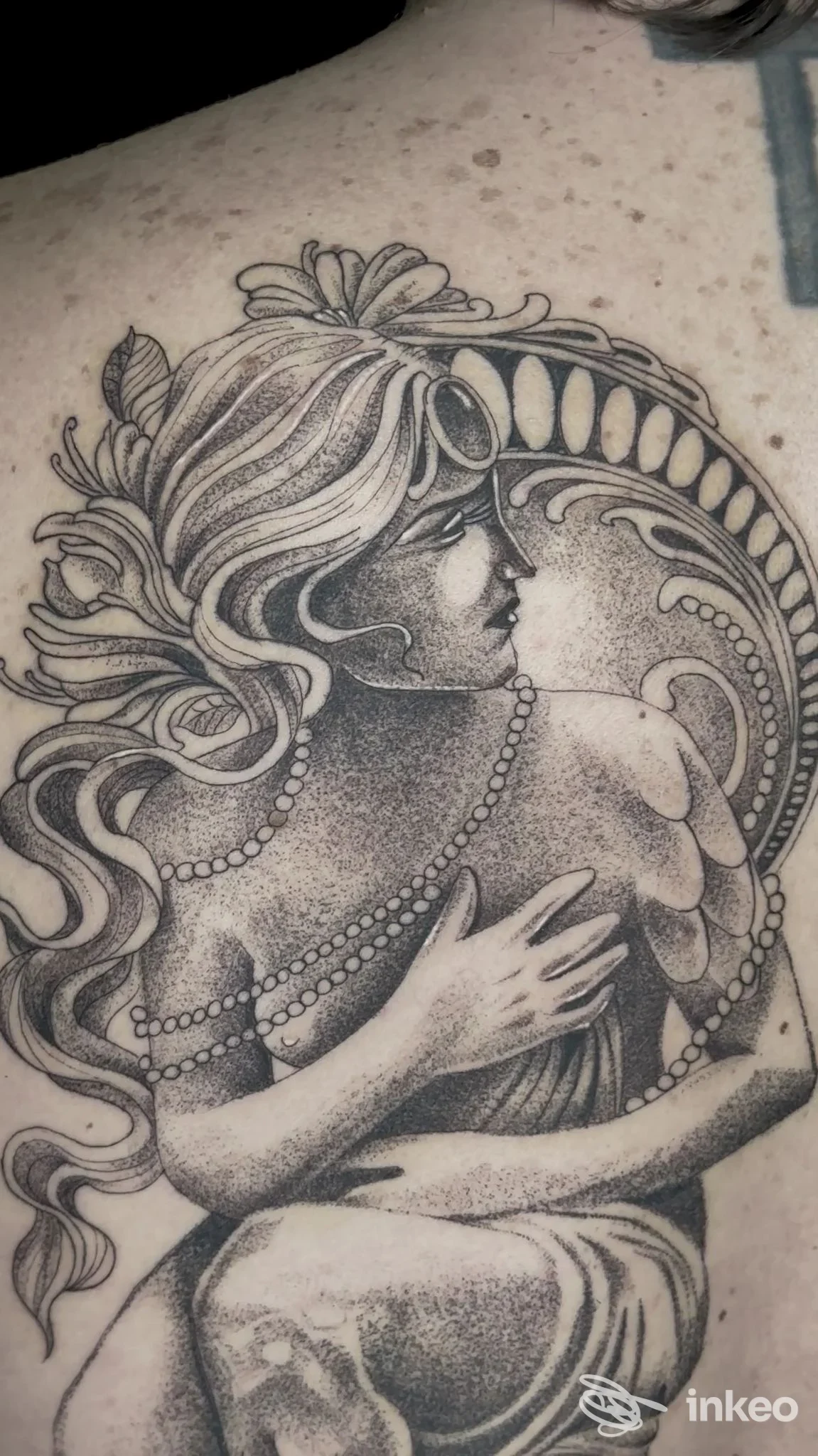 Tattoo in bianco e nero su pelle raffigurante due figure femminili che si abbracciano, ornamenti a perle e curve fluide, realizzato presso PFT Studio a Napoli.